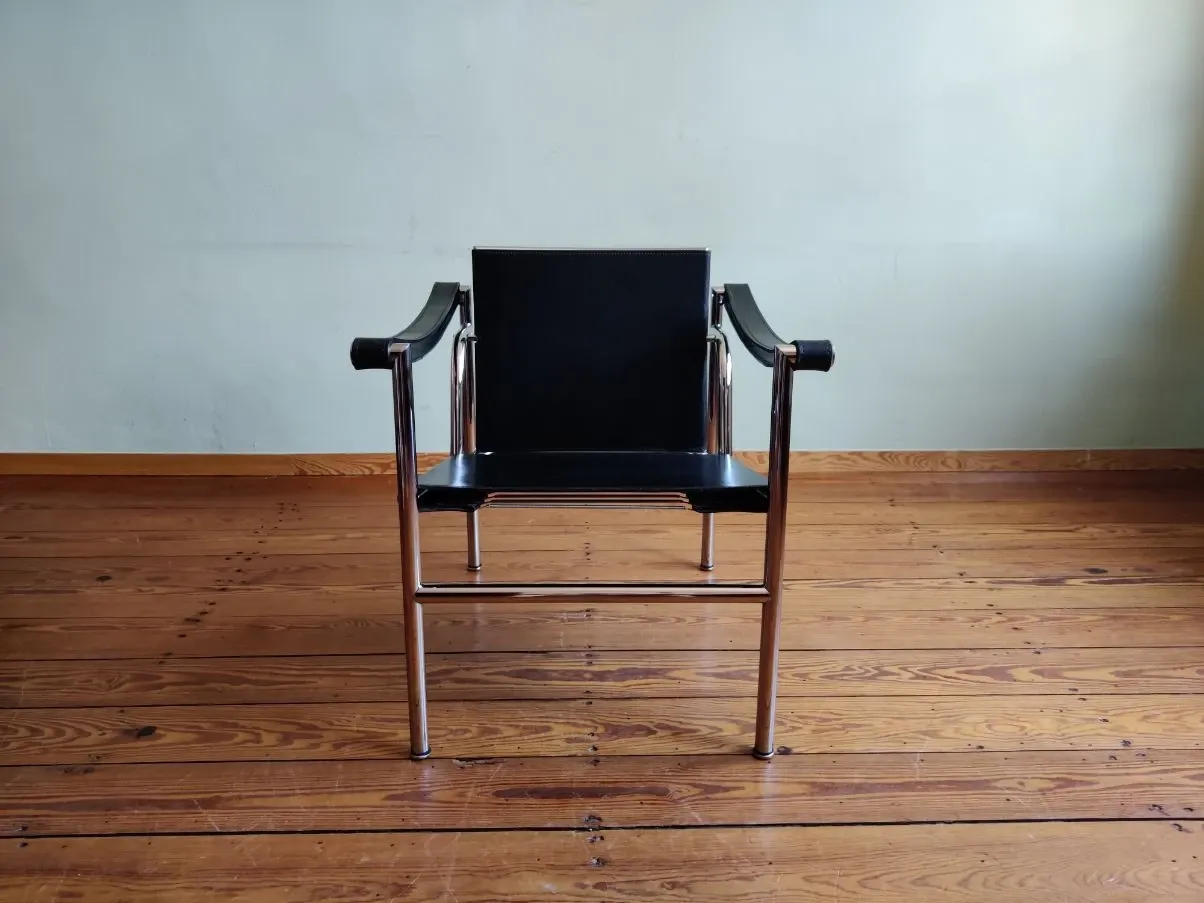 LC1 chair with armrests by Le Corbusier, Cassina 3