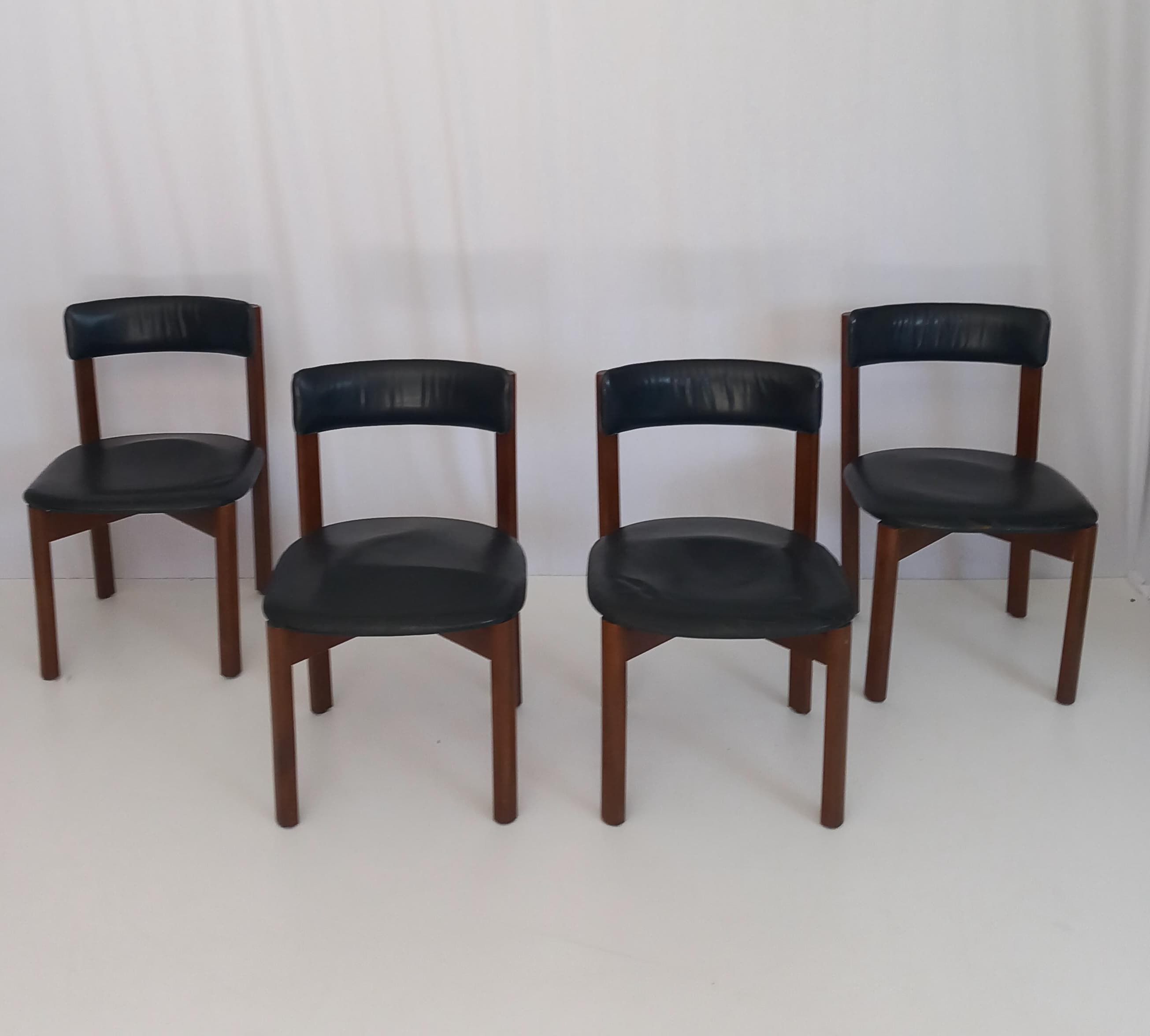 4er Set Vintage Esszimmerstühle aus Nussbaumholz und schwarzem Leder (70er Jahre) Brand