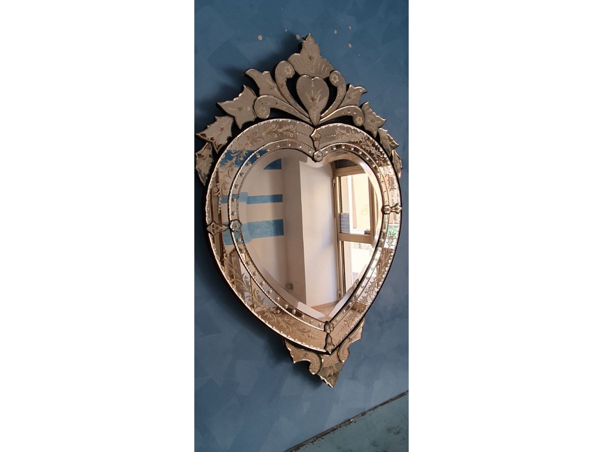 Specchio grande rettangolare con cornice intagliata