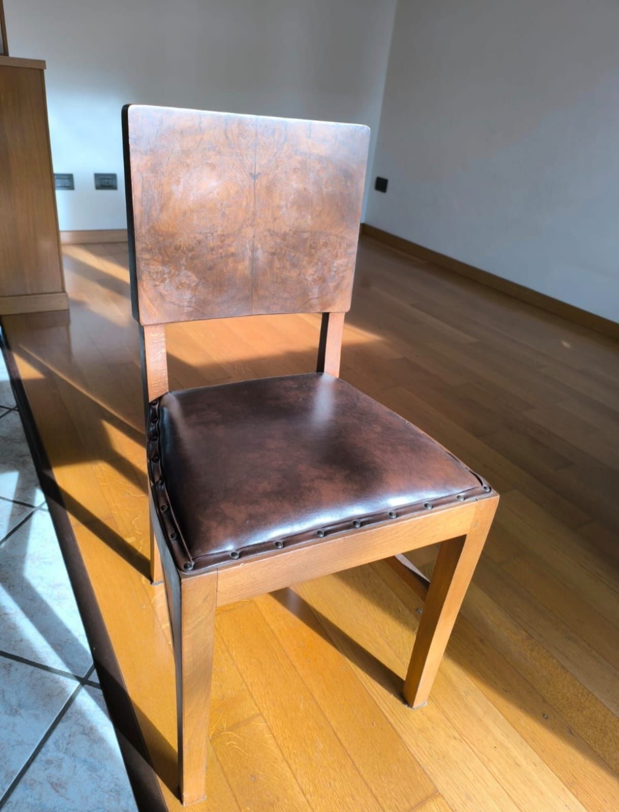 Ensemble table et 6 chaises Art Déco en bois et cuir (années 30) Defects