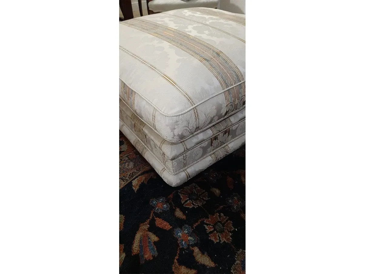 Set divano vintage in stile classico con 2 pouf abbinati 4