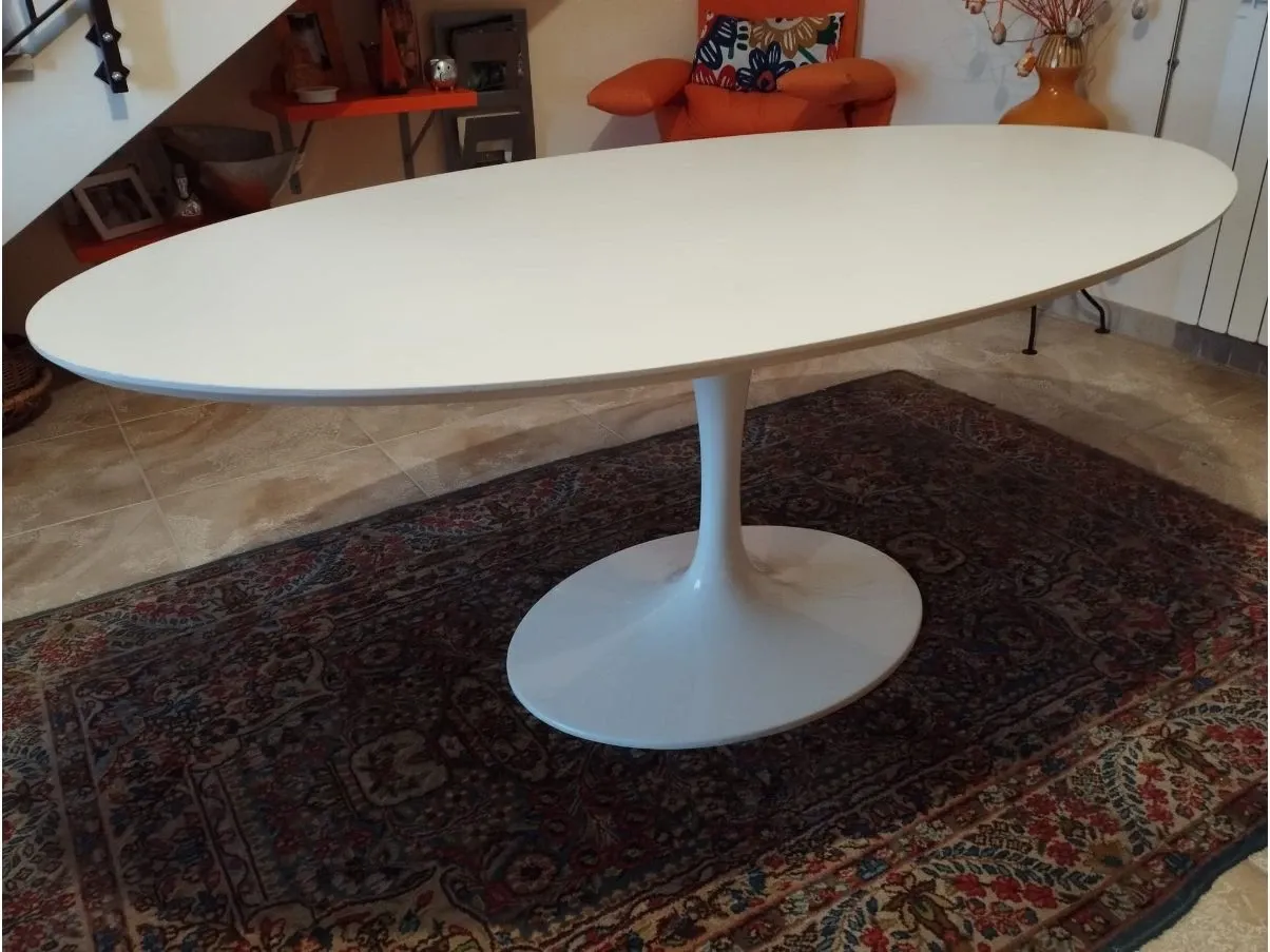 Tavolo ovale Tulip di Eero Saarinen, Alivar 2