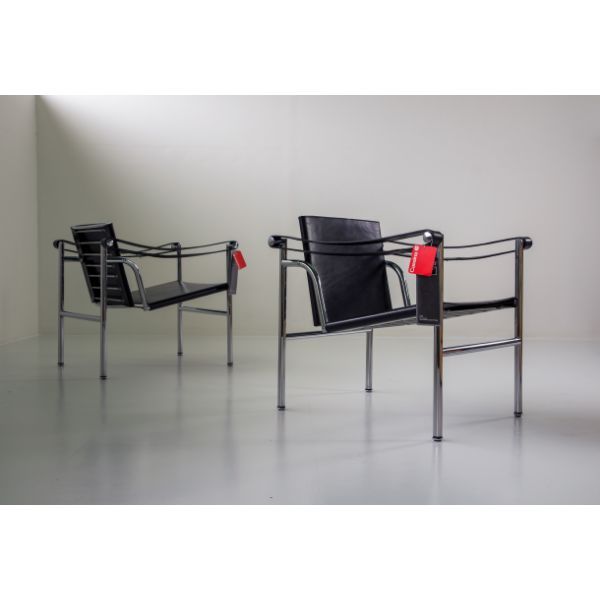 Pair of black LC1 chairs by Le Corbusier Pierre Jeanneret and Charlotte Perriand, Cassina image