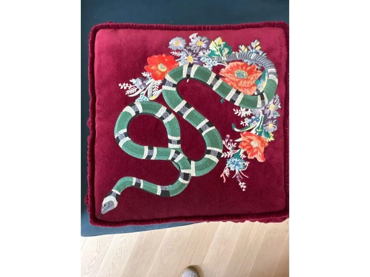 Cuscino in velluto rosso con decori 9