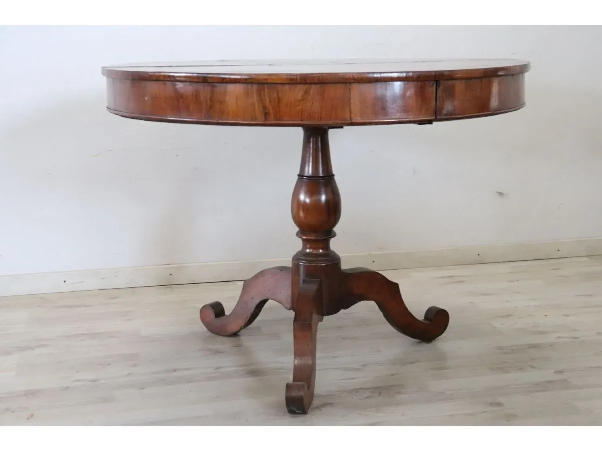 Runder antiker Nussbaumtisch aus Holz (19. Jahrhundert) 2
