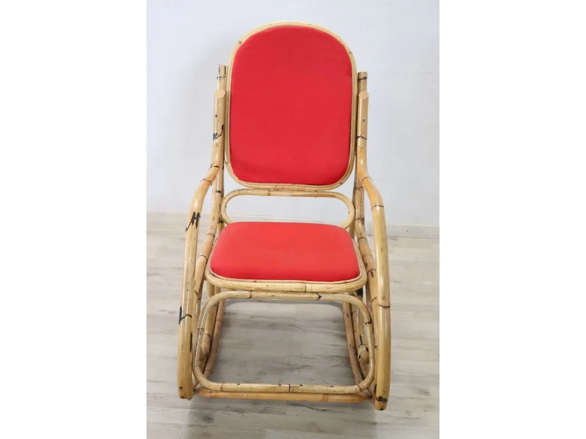 Sedia a dondolo vintage in bambù e stoffa rossa (anni '80) 1