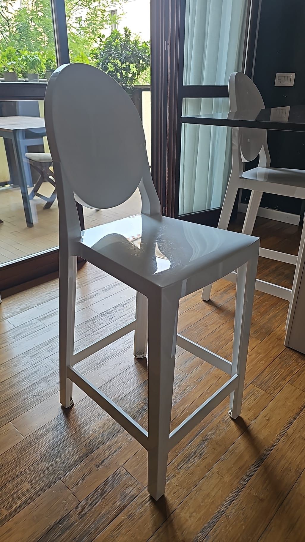 Sgabello alto One More bianco di Philippe Starck Main