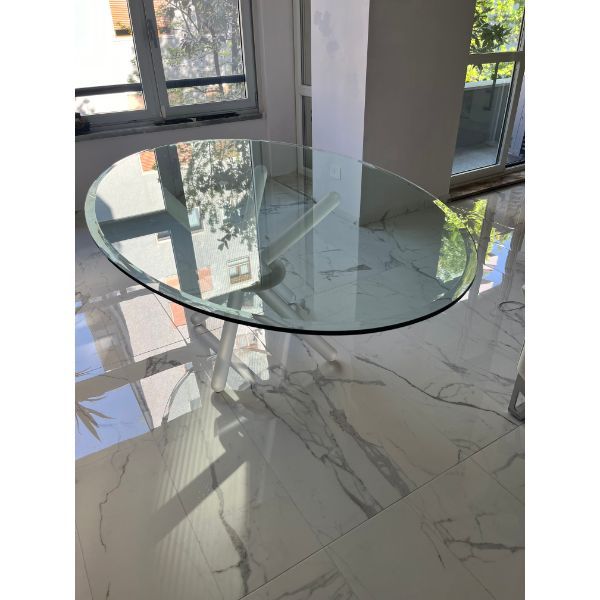 Arlequin round table in tempered glass, Reflex image