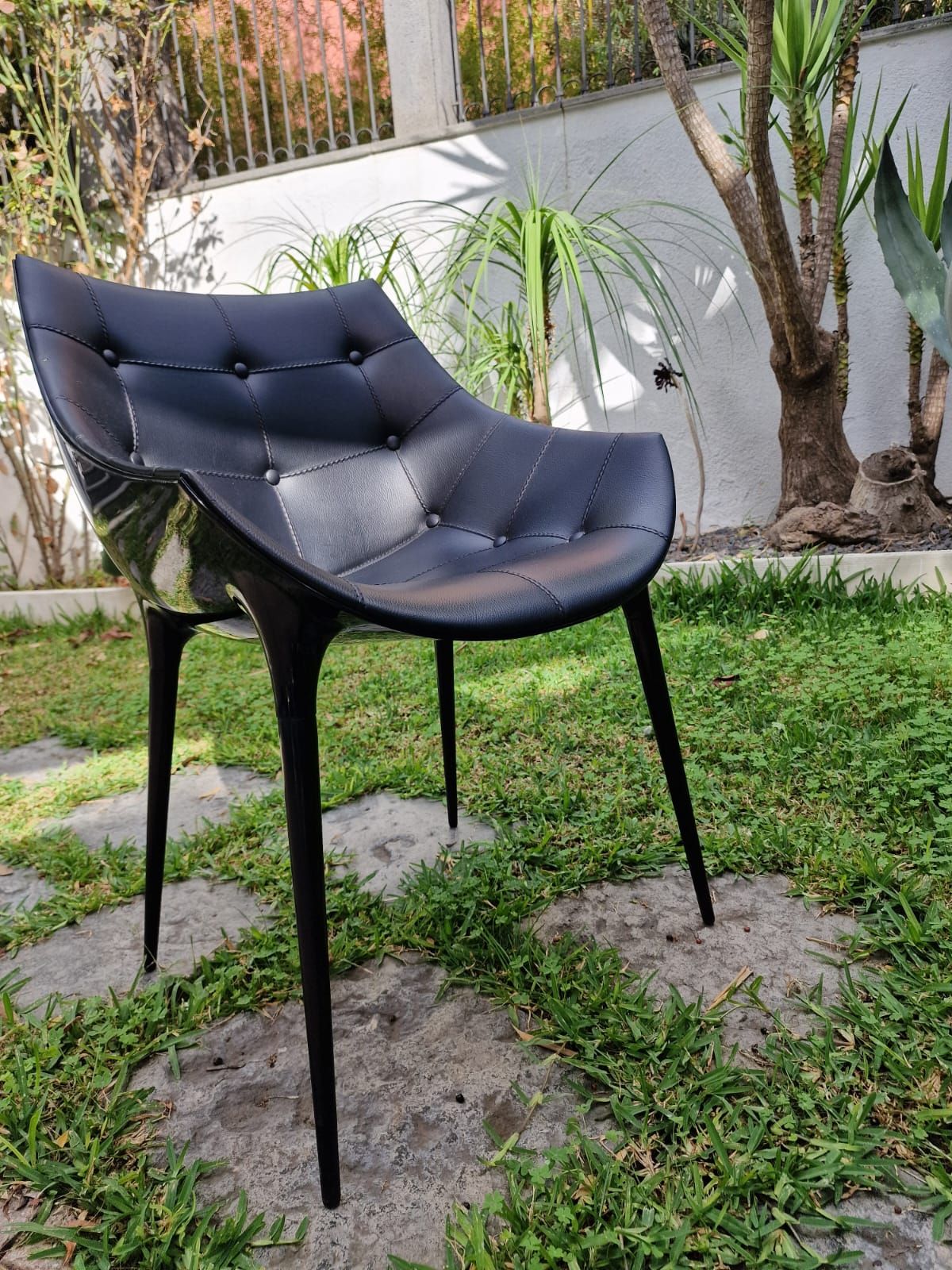 Sedia Passion 246 in pelle bottonata nera di Philippe Starck Defects