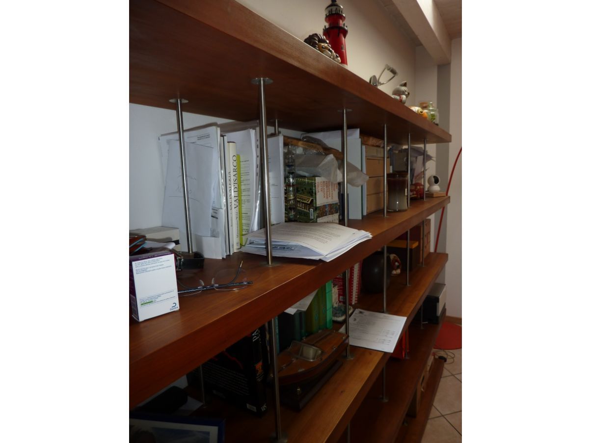 Libreria vintage in legno di ciliegio e acciaio 5