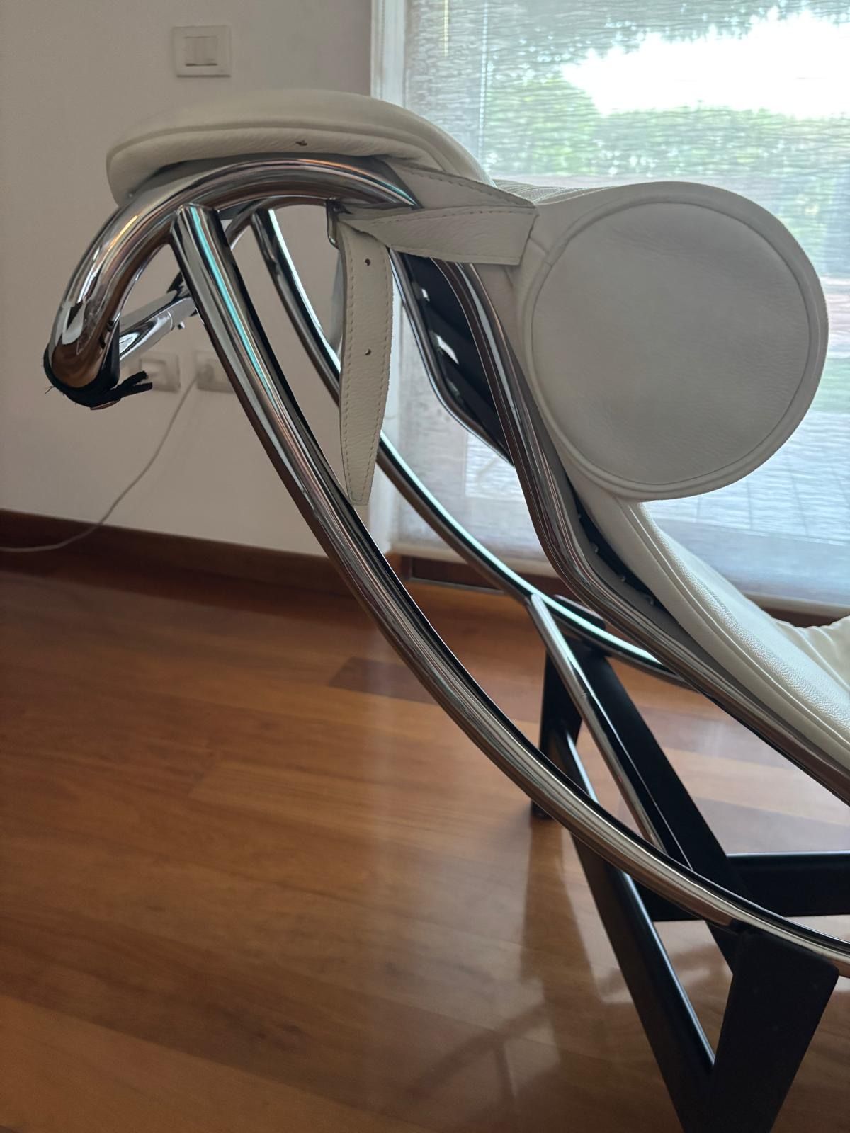 Chaise Longue LC4 rivestita in pelle (bianca) Side