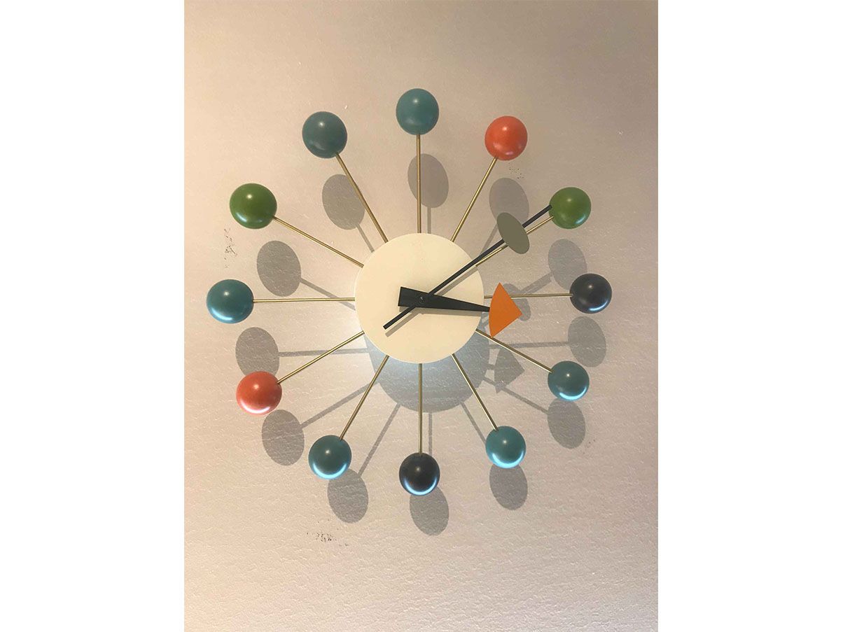 BALL CLOCK Orologio da parete in legno e metallo By Vitra
