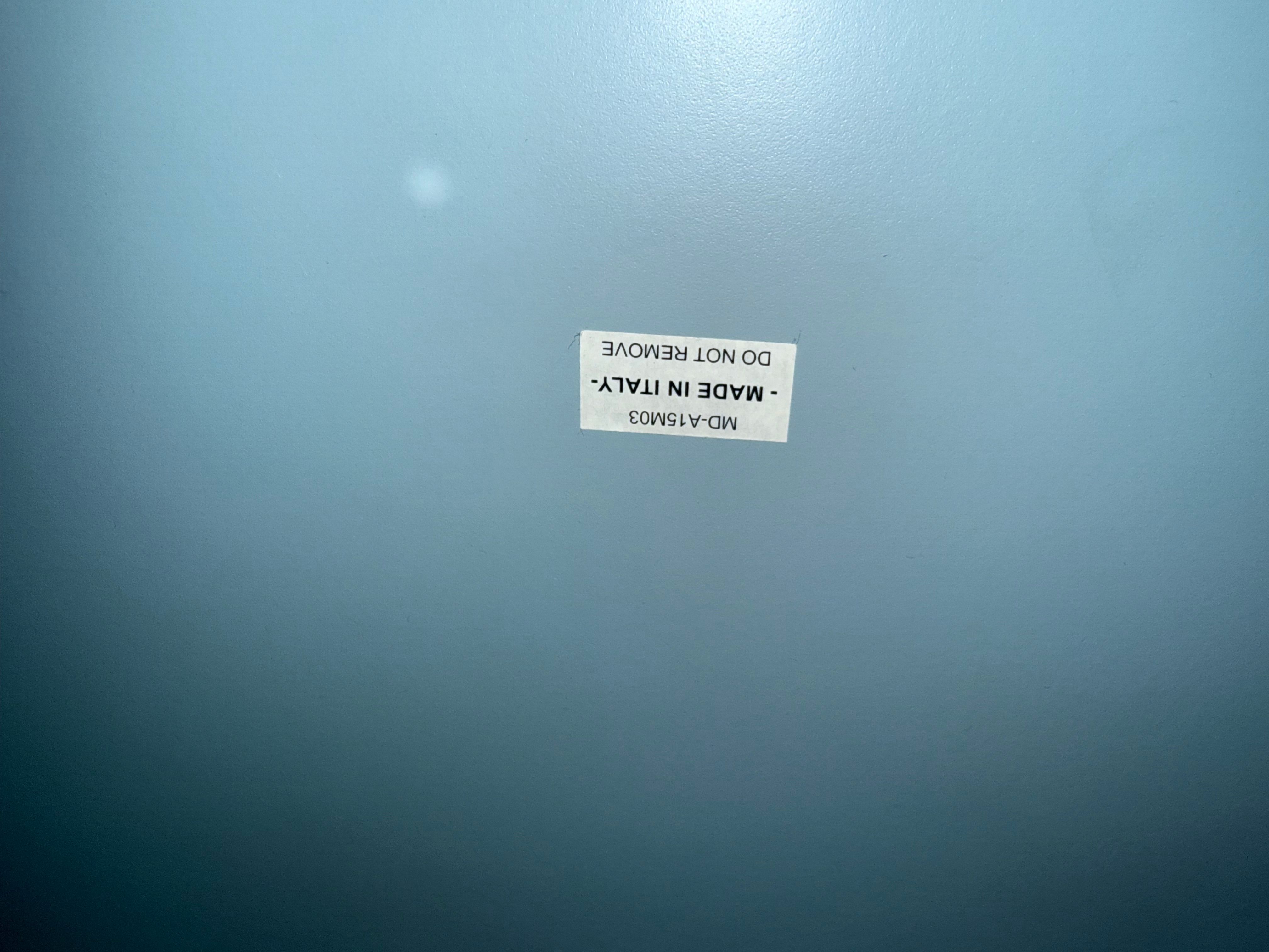 Poltroncina Guapa P in cuoio azzurro di Franco Poli e Beatriz Sempere Brand