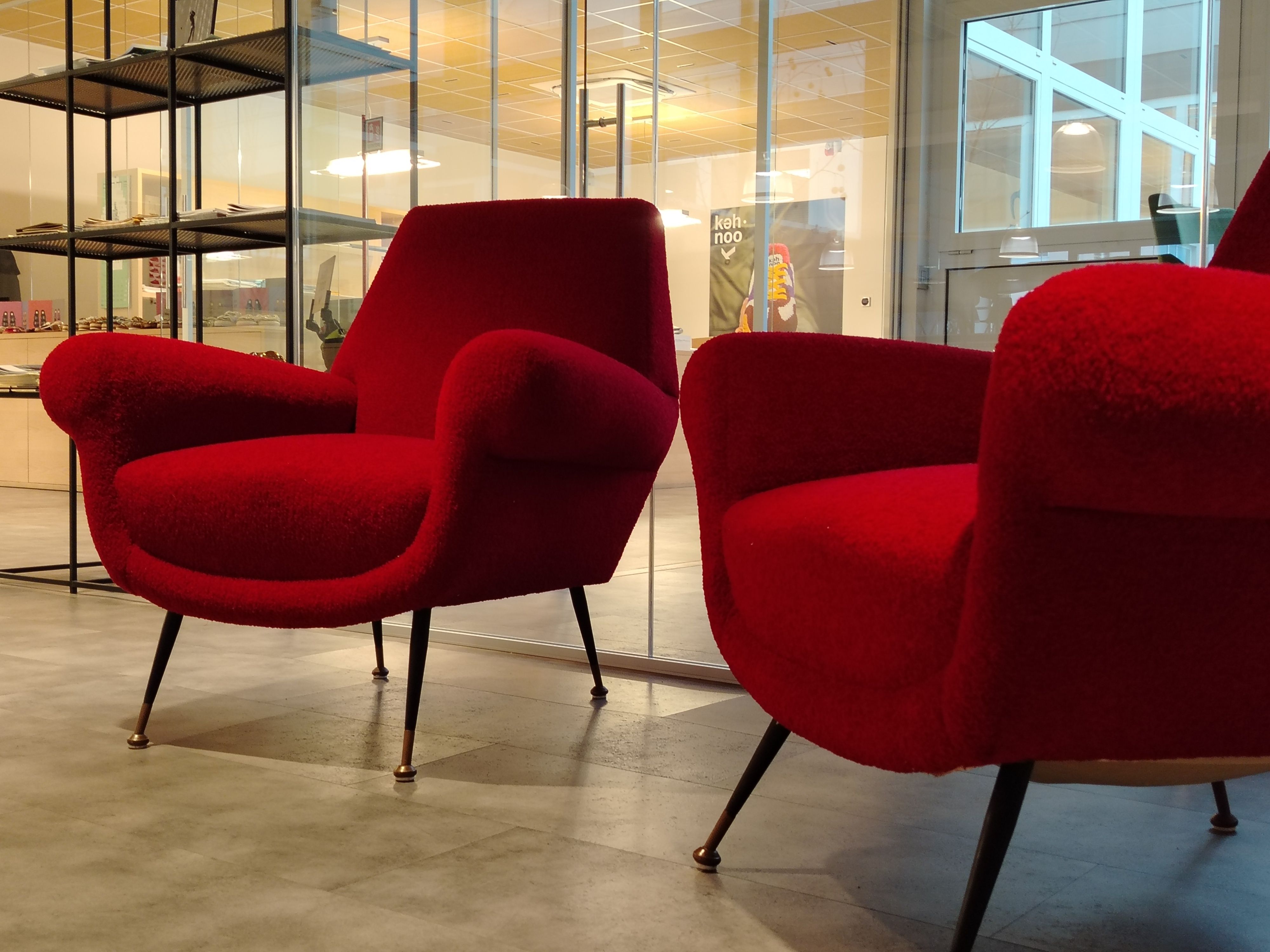 Set divano 3 posti e 2 poltrone in tessuto rosso di Gigi Radice Main