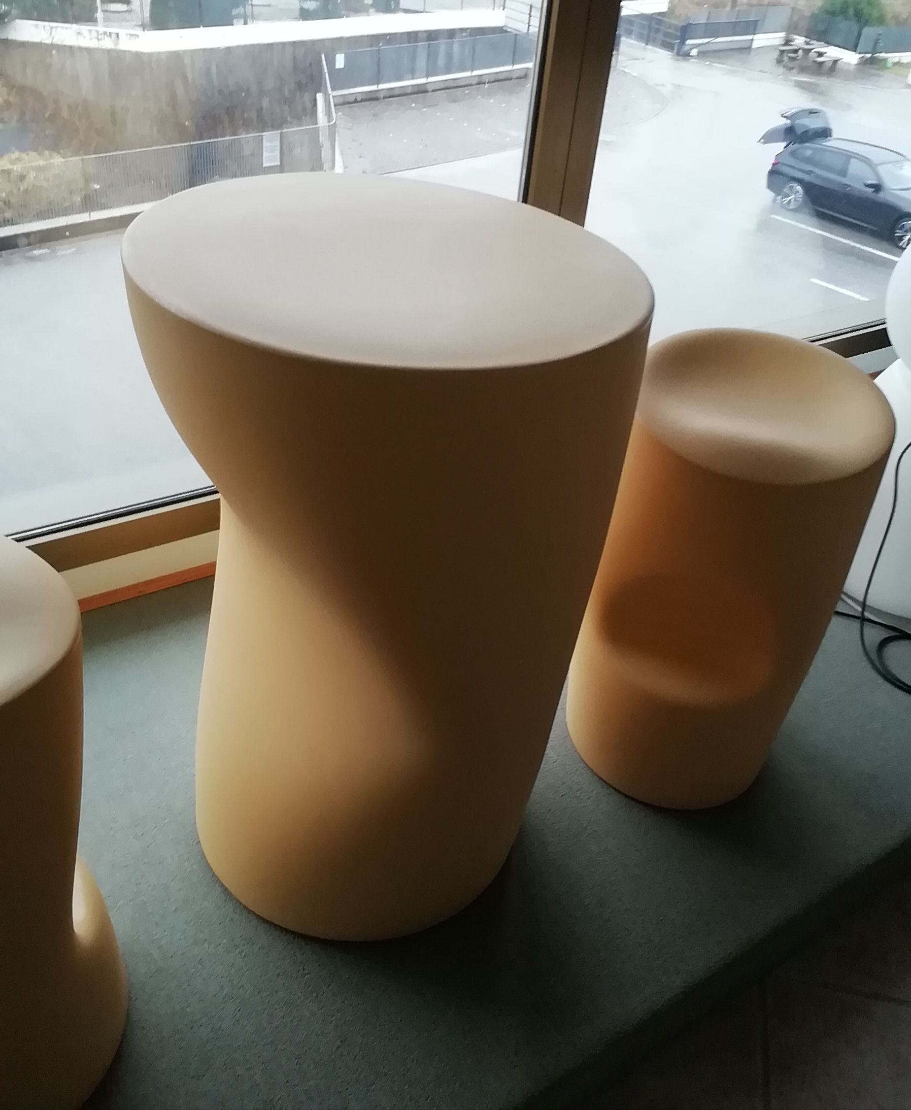 Set de mesa y 2 taburetes Tokyo Pop de Tokujin Yoshioka Side