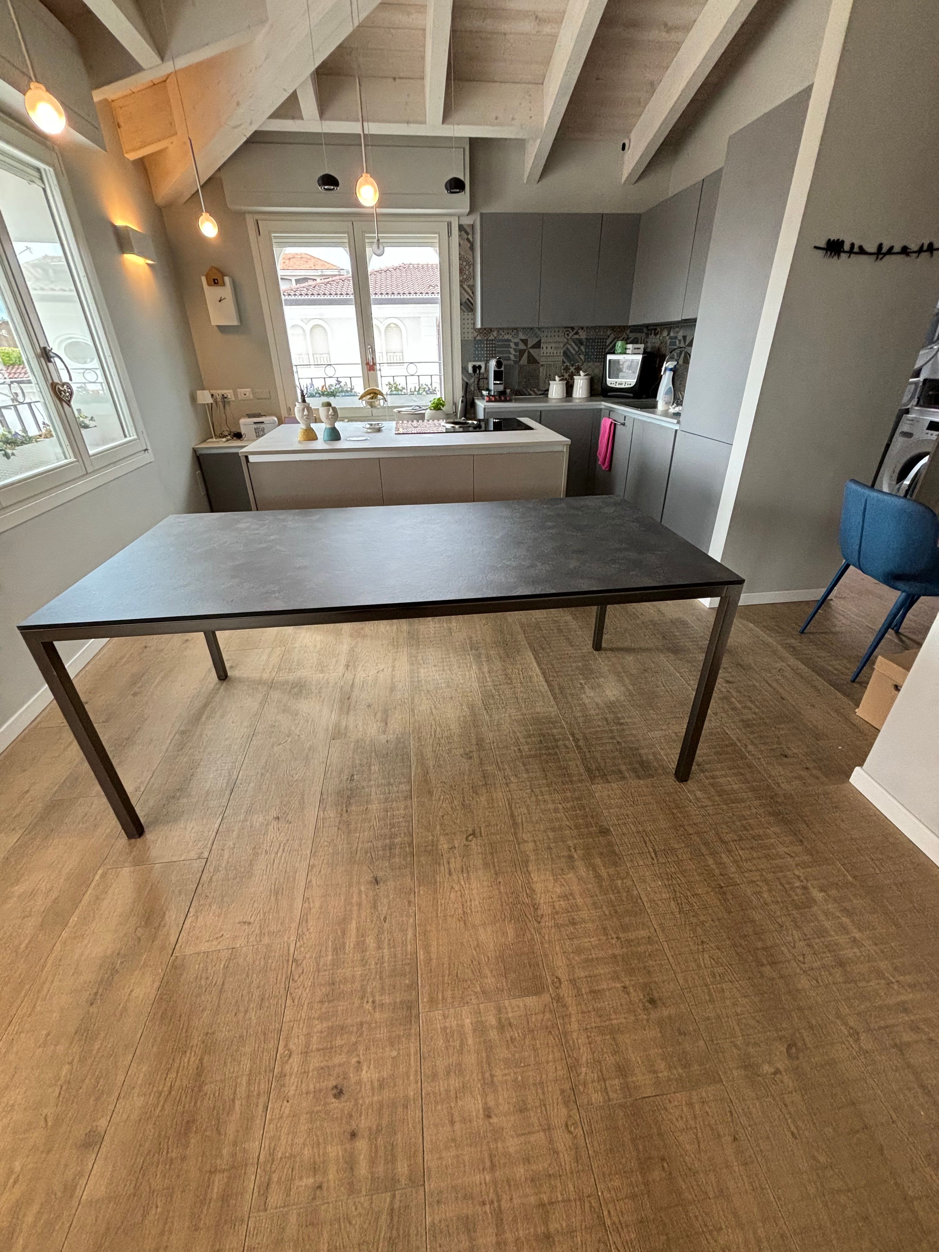 Tavolo Helsinki 35 in acciaio con giunti in pressofusione, Desalto Side