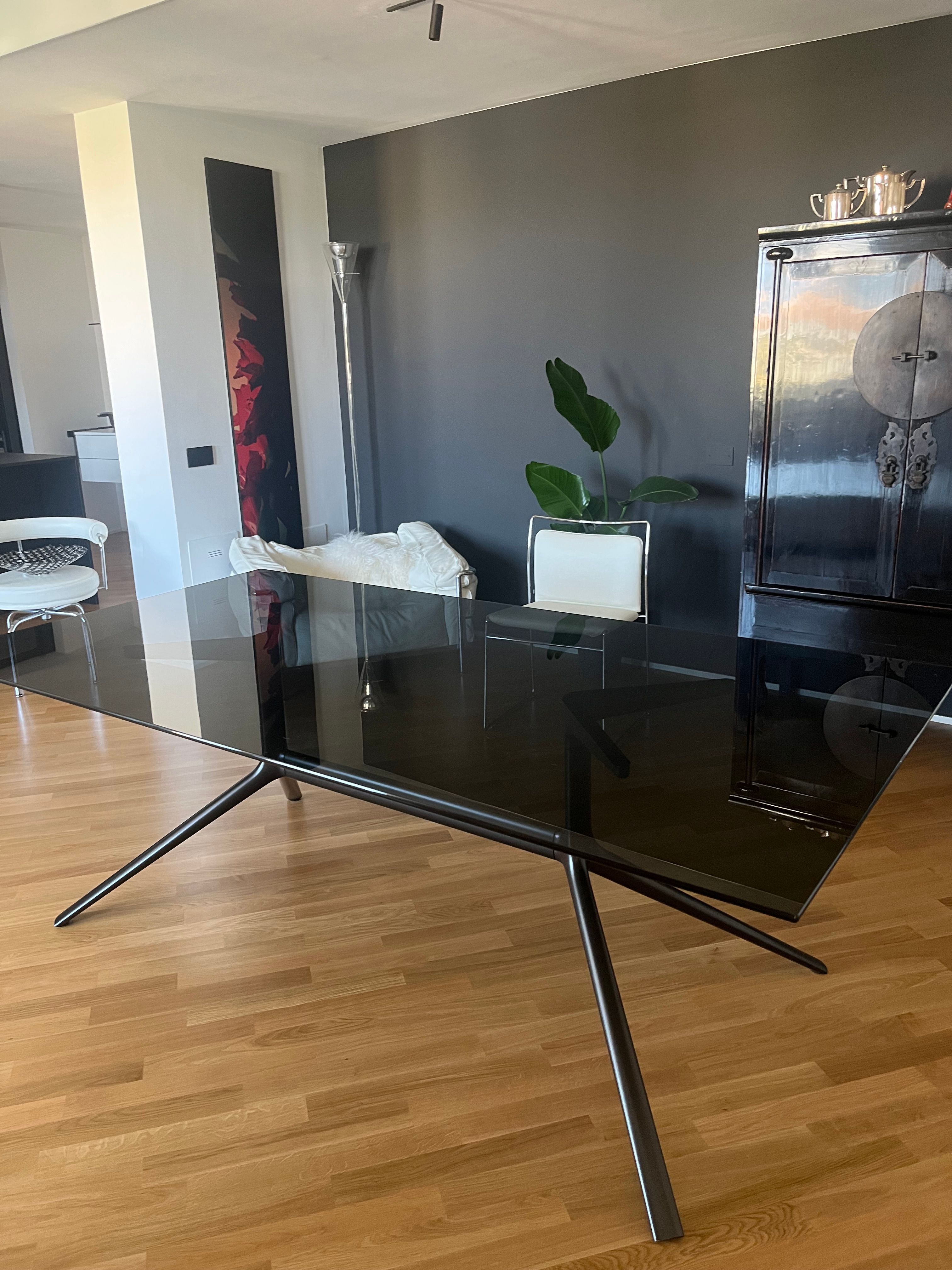 Mondrian Rechteckiger Esstisch aus Rauchglas Front