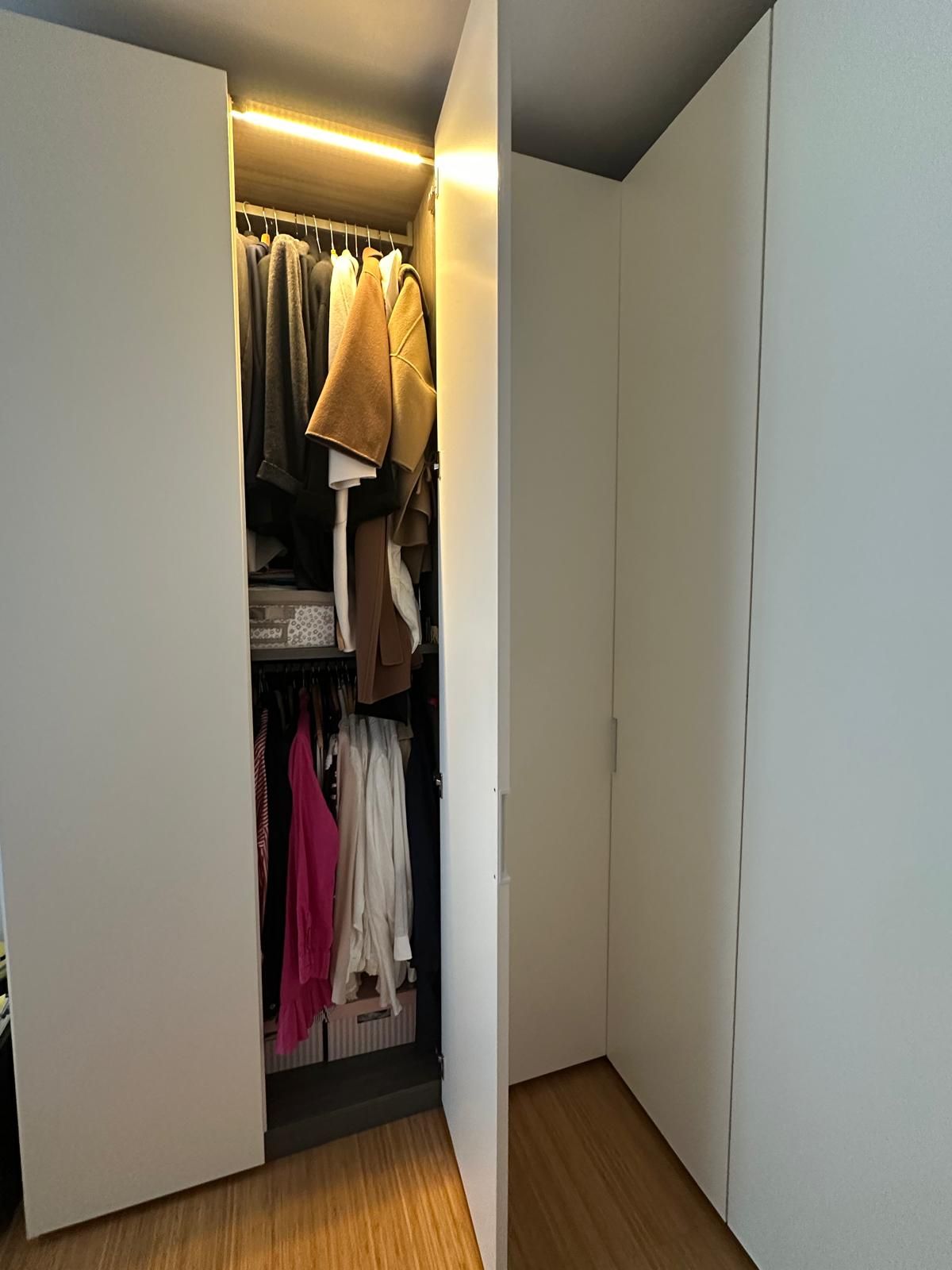 Eckkleiderschrank mit LED-Beleuchtung in mattem Creme-Lack Side