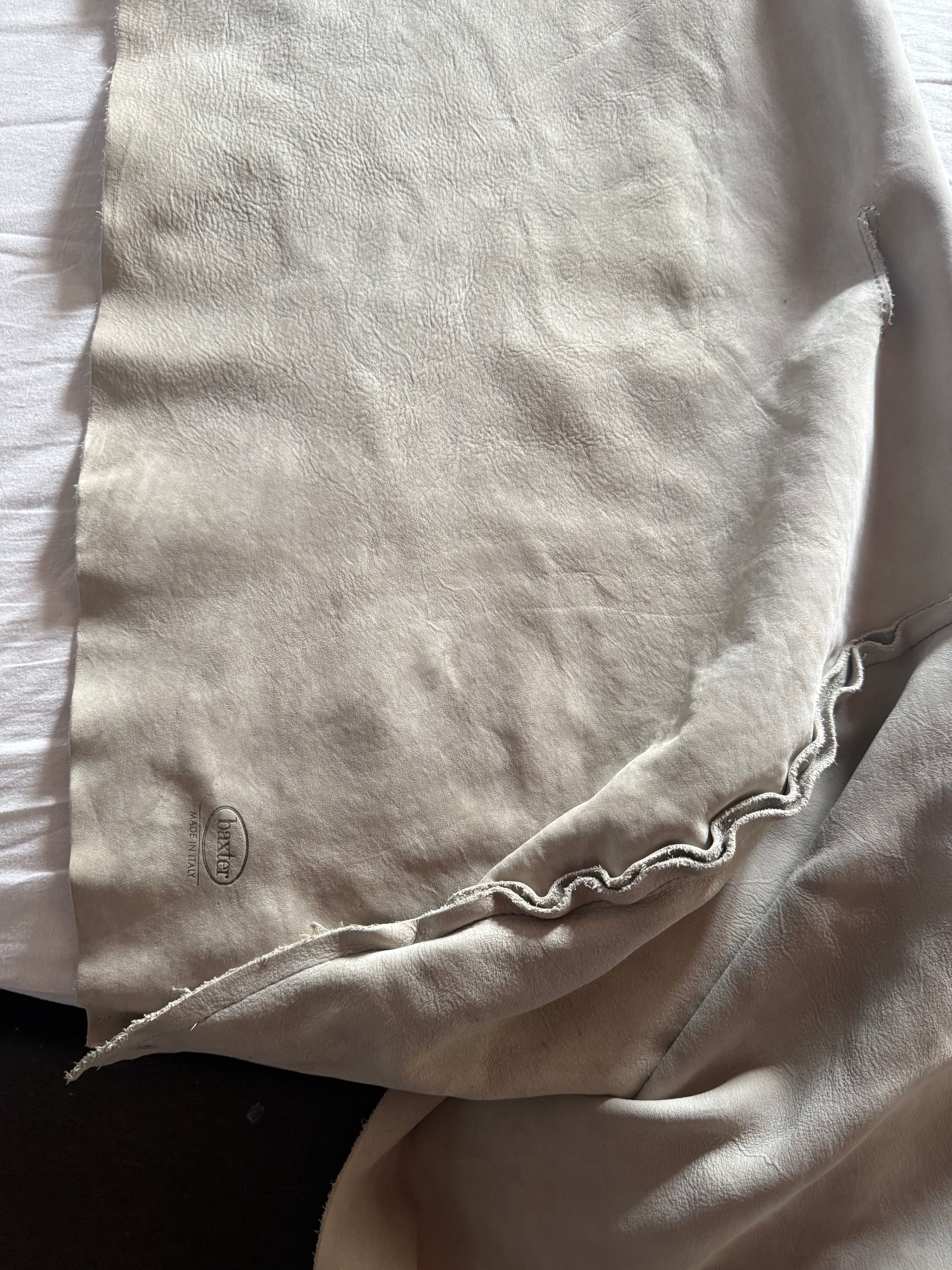 Set letto matrimoniale con comodini in pelle grigia Brand