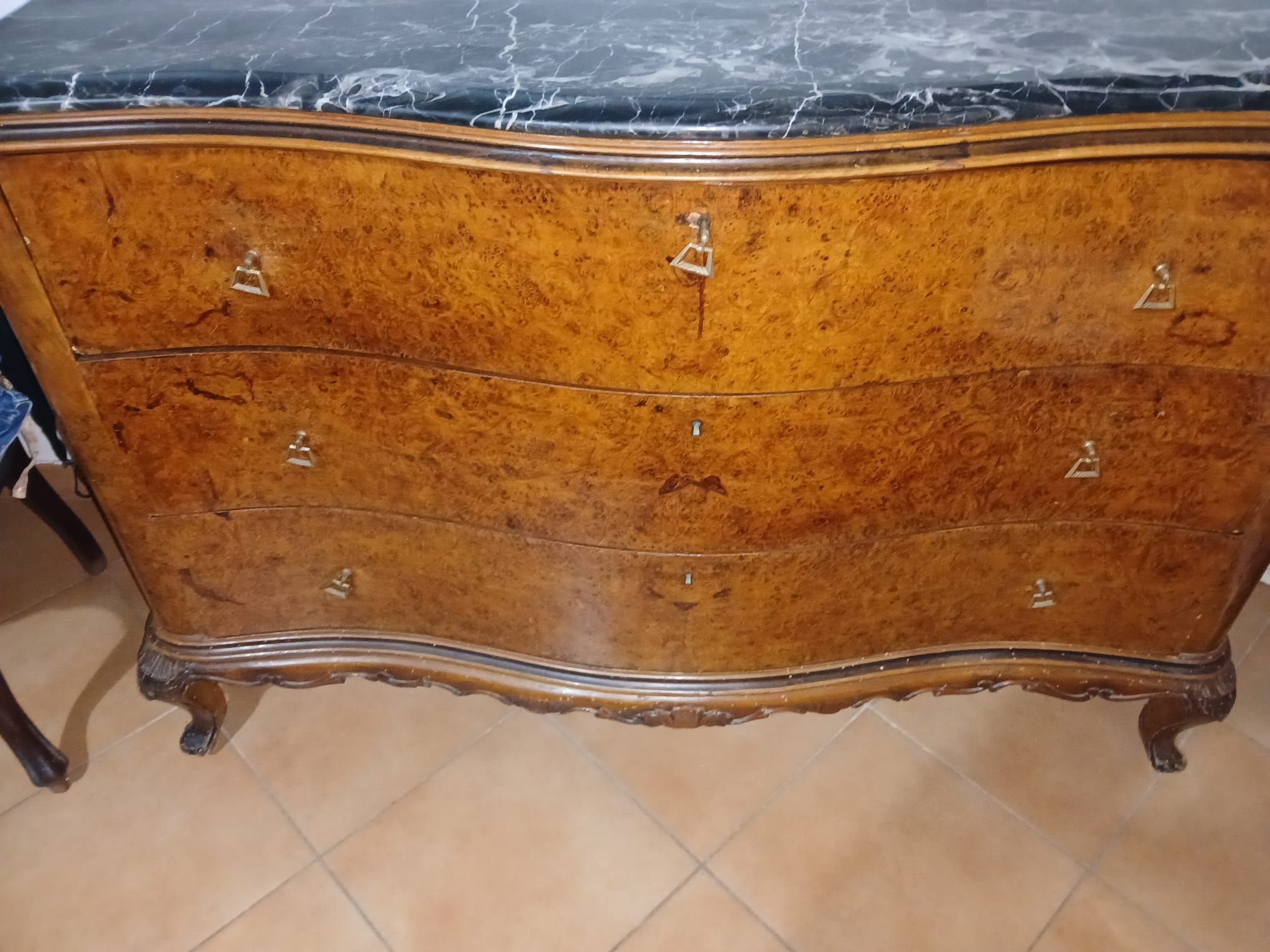 Commode ancienne en ronce et marbre Details