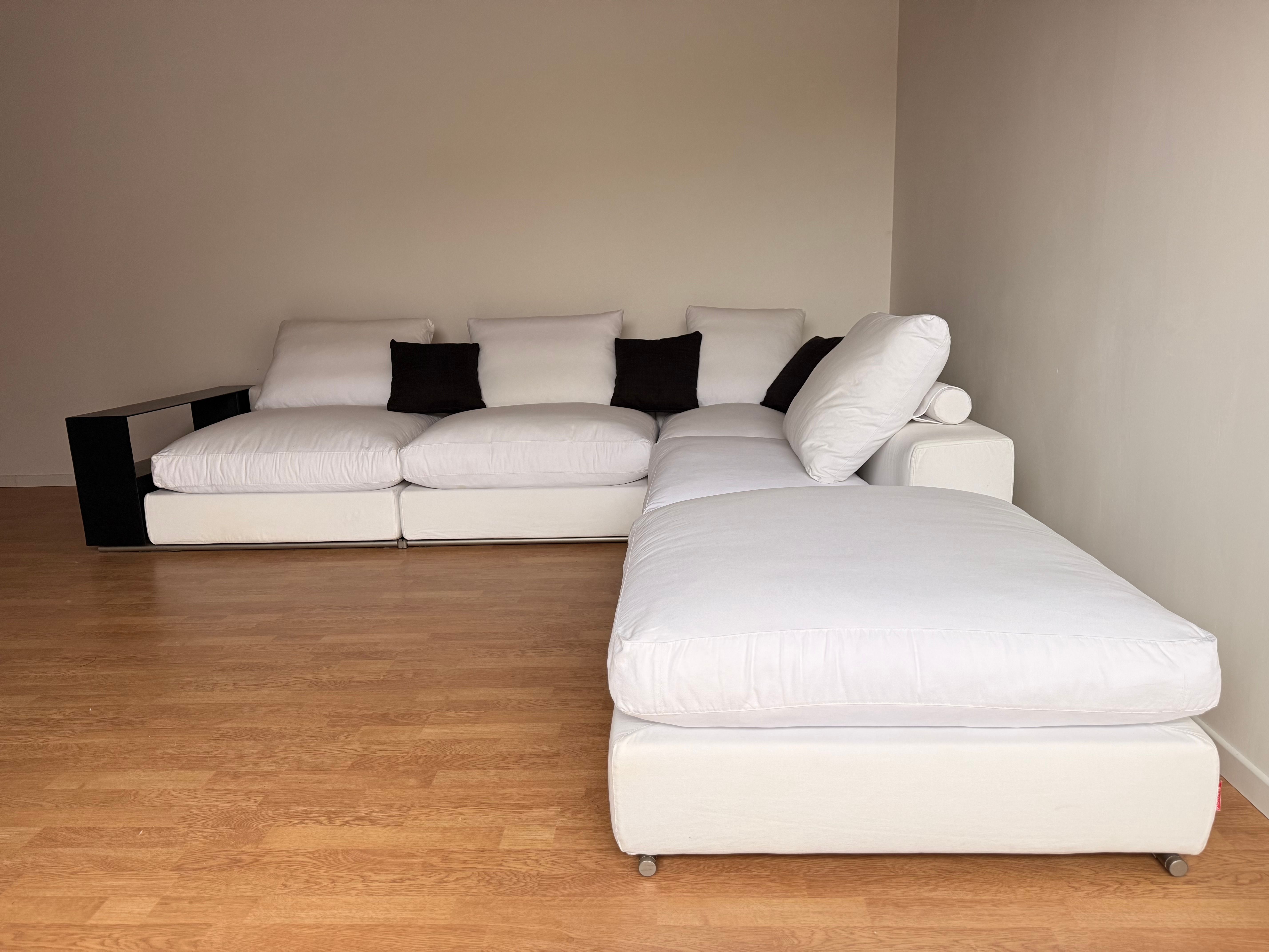 Groundpiece modular corner sofa upholstered in white fabric by Antonio Citterio, Flexform Optional8