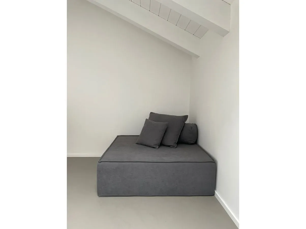 Divano Madame in tessuto grigio, Filippo Ghezzani  1