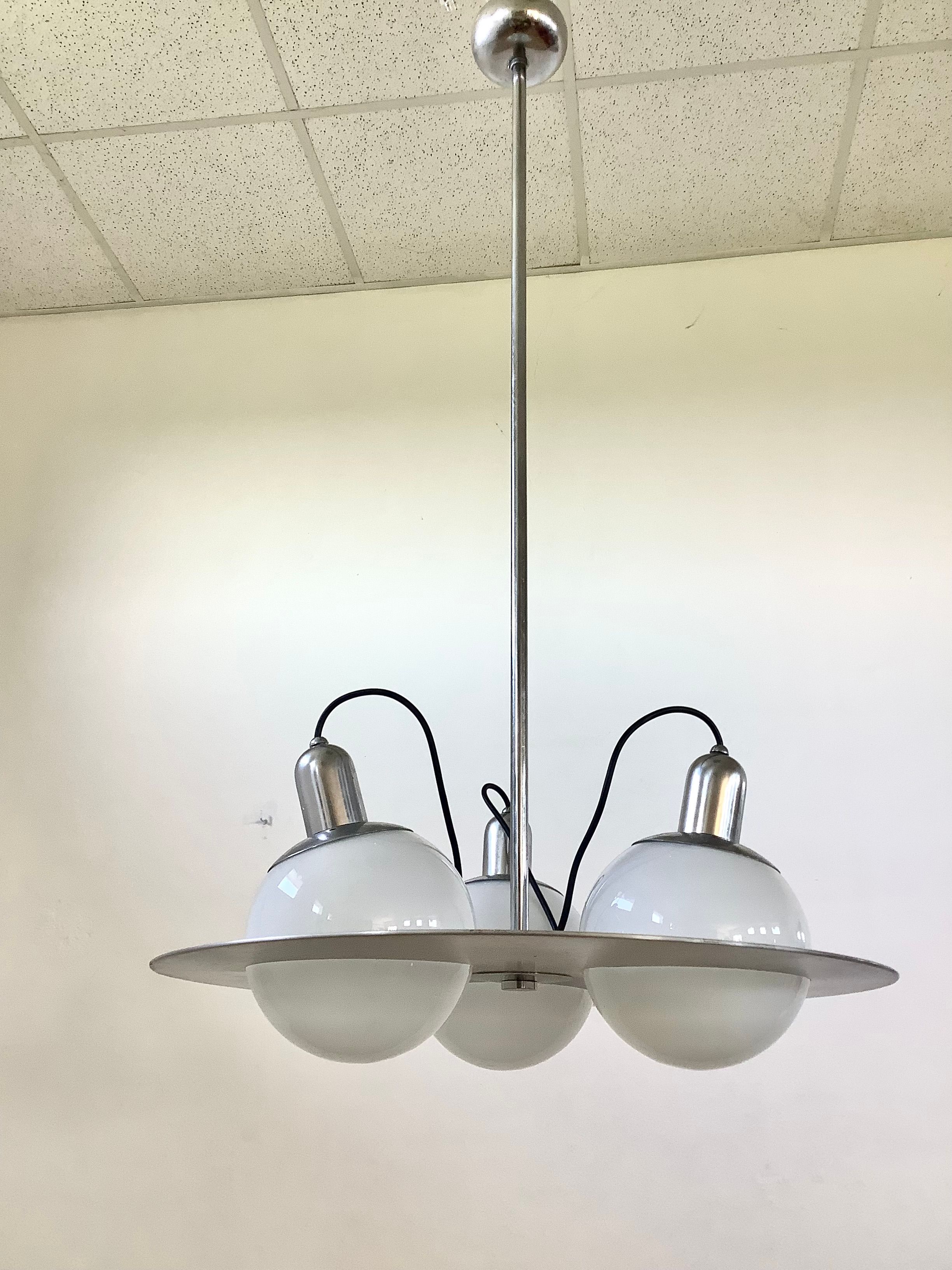 Lampadario in alluminio e vetro opalino (anni '70) Front