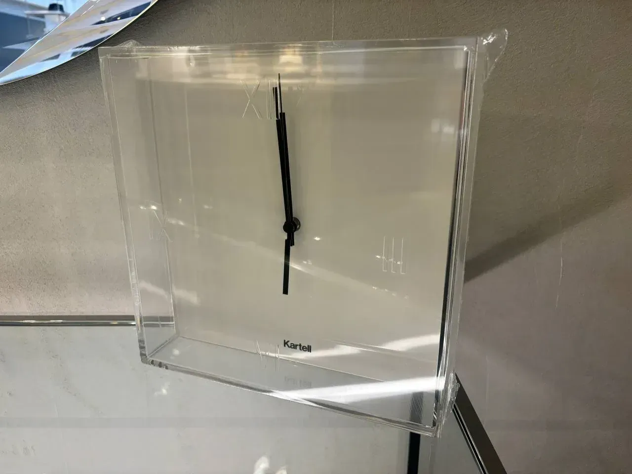 Horloge murale Tic&Tac transparente et blanche Main