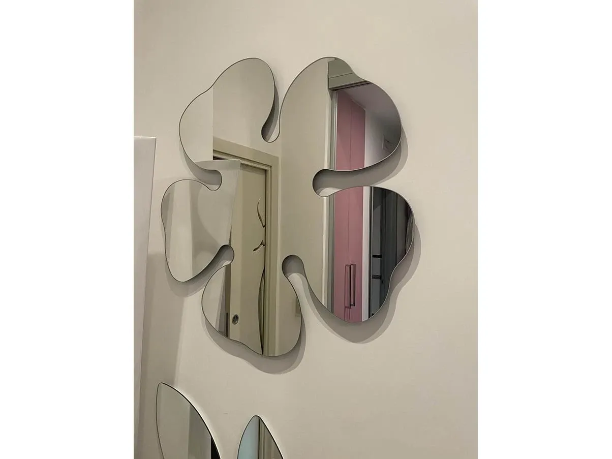 Decorative mirror in the shape of a flower, Porada 1