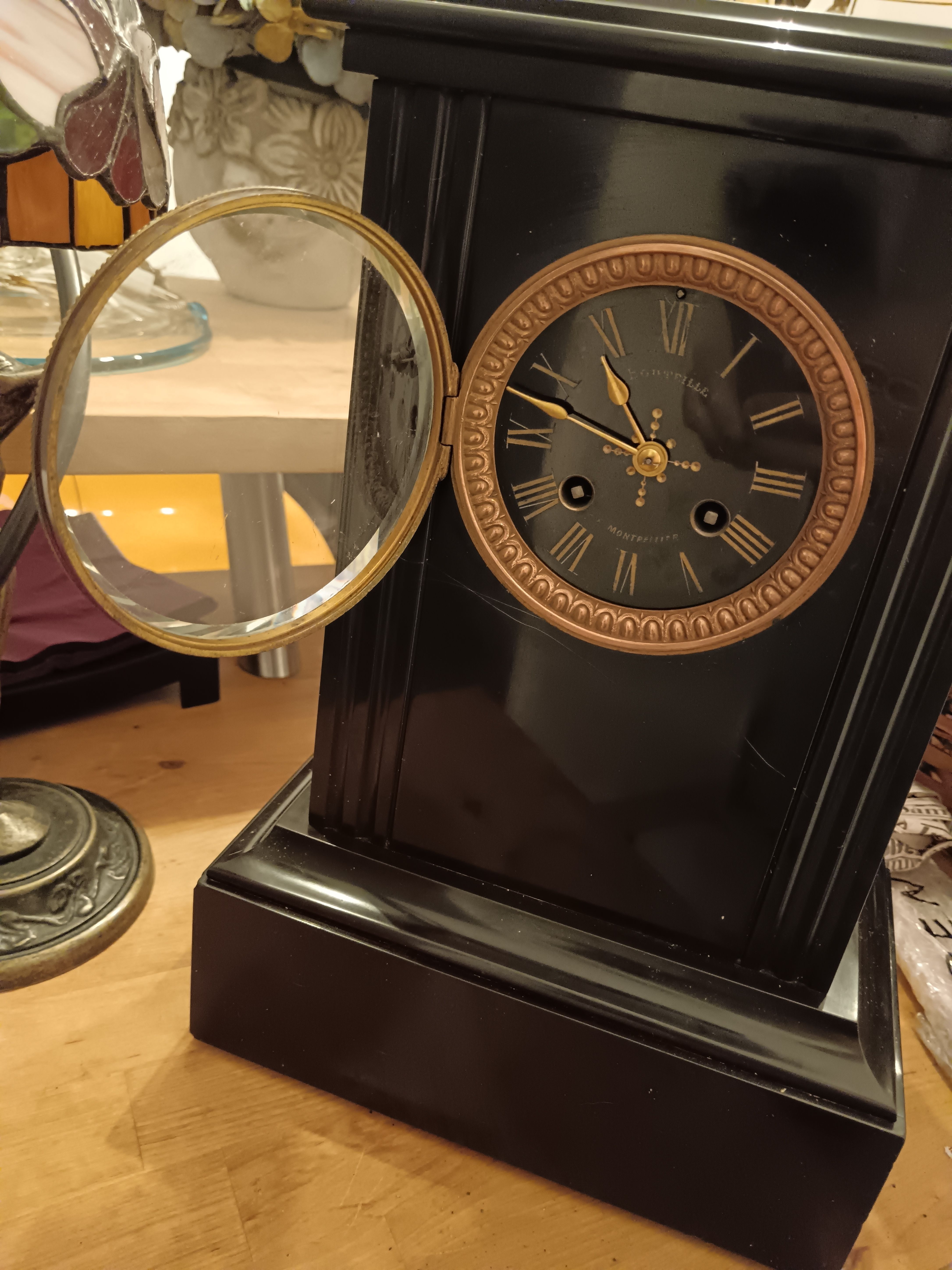 Schwarze Marmor Tischuhr Front