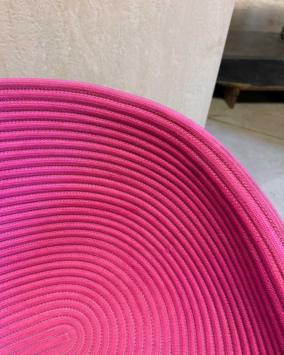 Fuchsia Amable Stuhl von Victor Carrasco Side