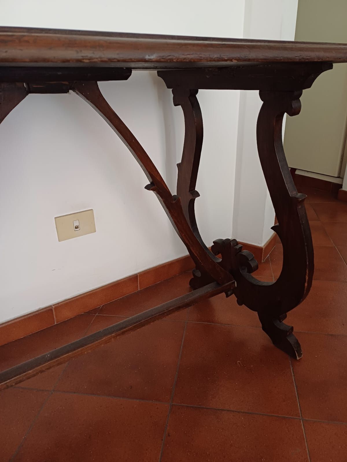 Massiver Nussbaum Esstisch im Vintage-Stil Details