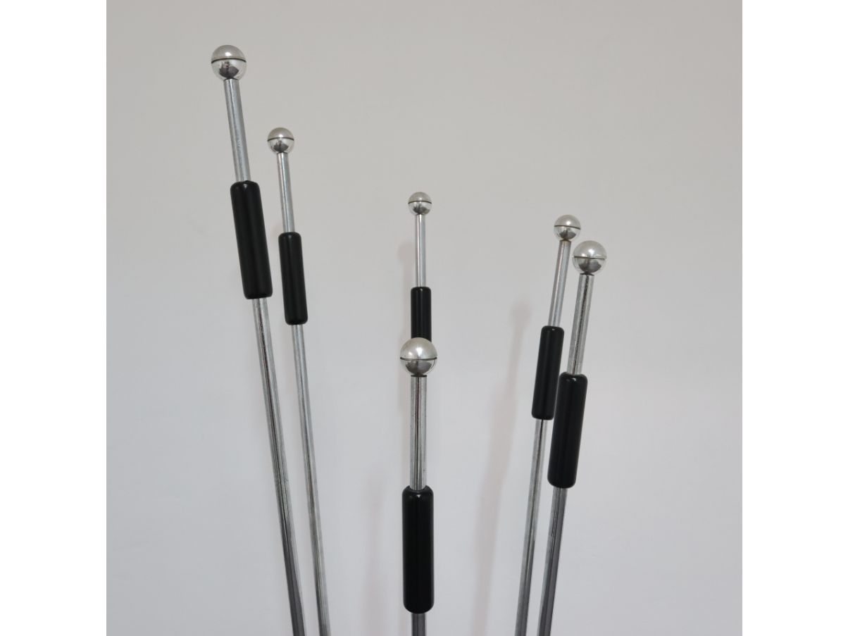 Wandgarderobe aus Stahl und Travertin im 70er Jahre Stil Front