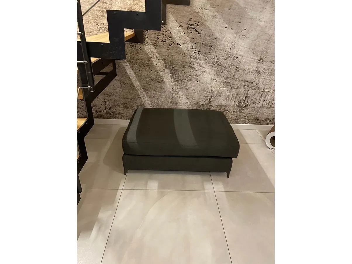 Divano 3 posti con pouf Dee Dee in tessuto 4