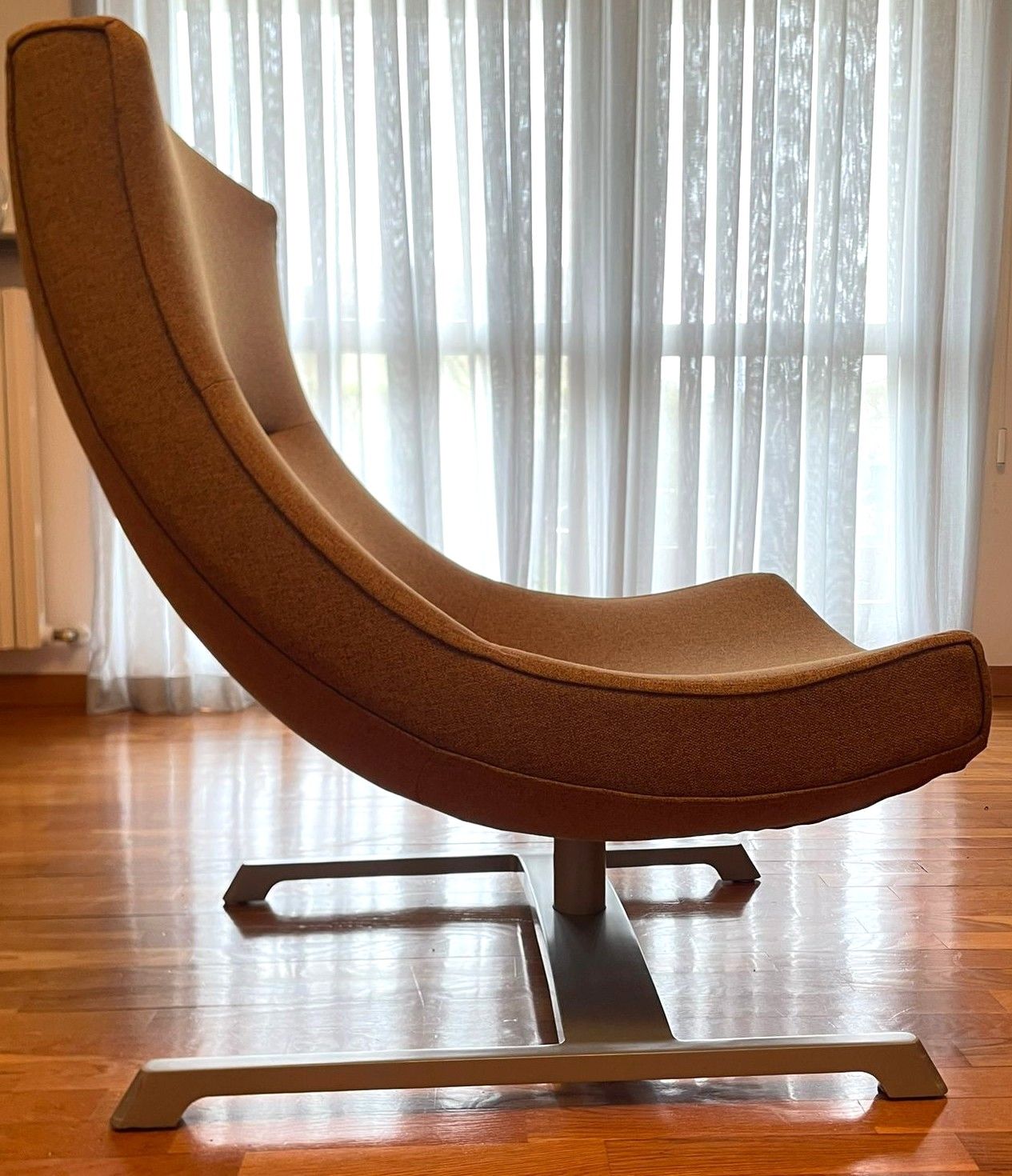 Poltrona girevole Spin in tessuto di Hannes Wettstein Side