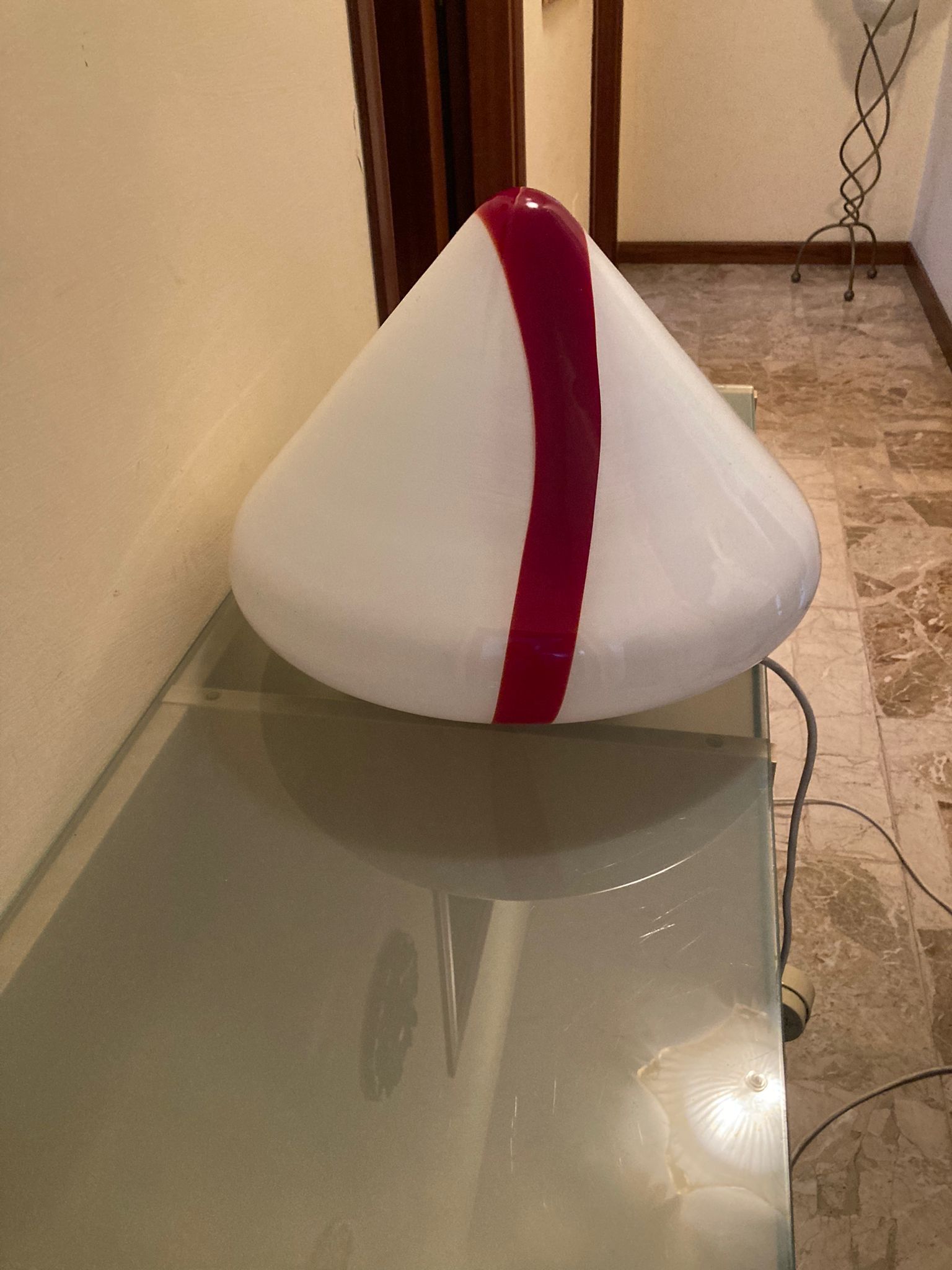 White and red glass table lamp (70s), Leucos Side