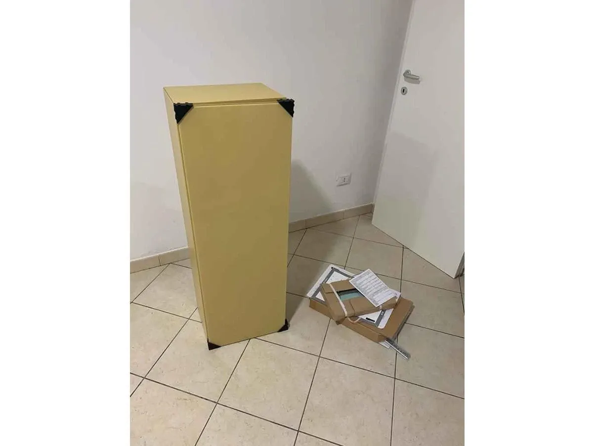 36e8 Wandregal aus Laminat und Glas (gelb) 2