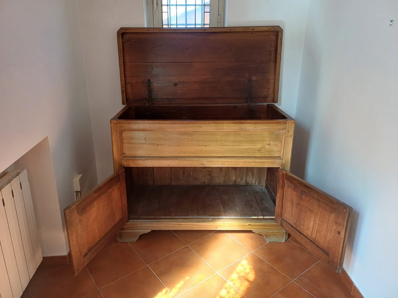 Madia antiquariato in legno massello Side