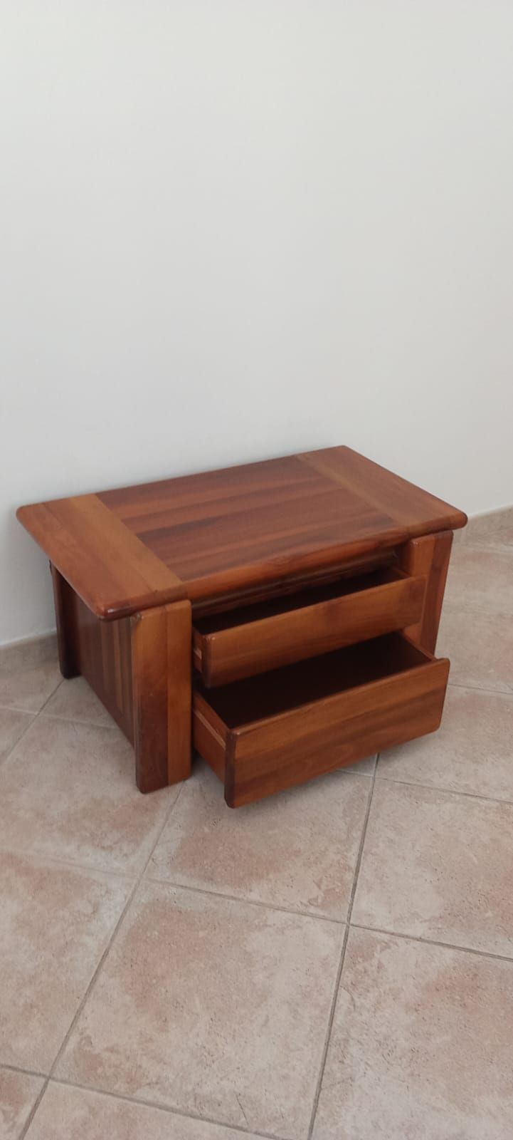Pair of walnut bedside tables (70s), Details