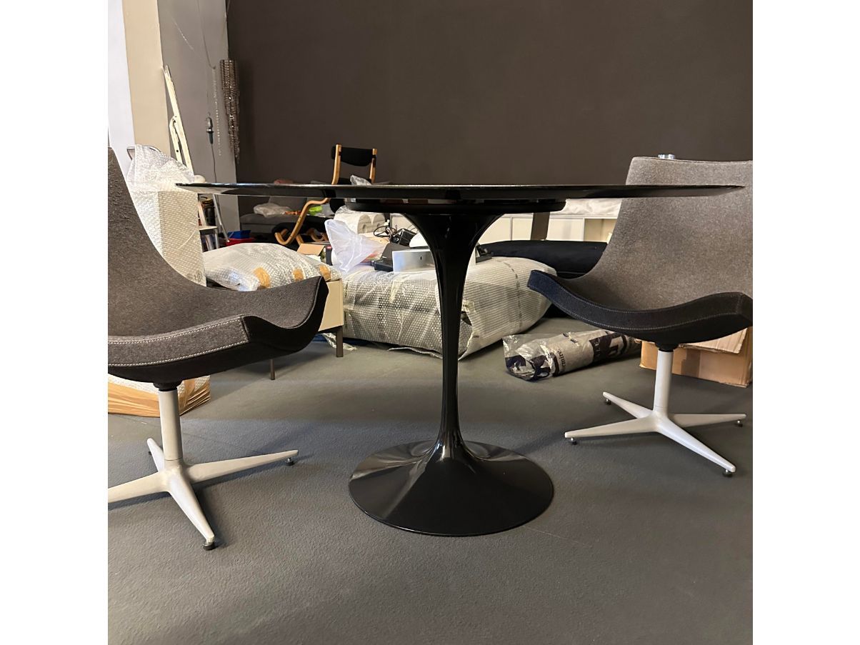 Tulip Tisch aus lackiertem Holz von Eero Saarinen Front