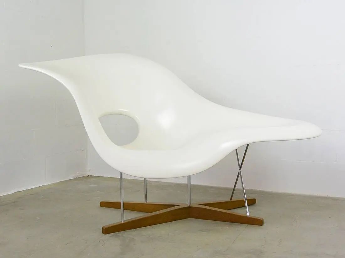 La Chaise lounge armchair Design Charles Ray Eames, Vitra Deesup