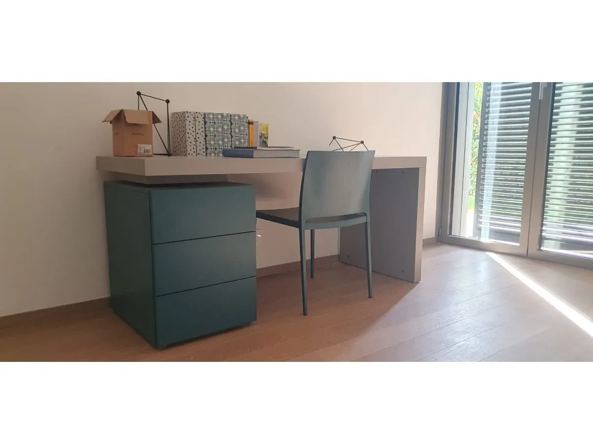 Desk and chair set in matt lacquer 