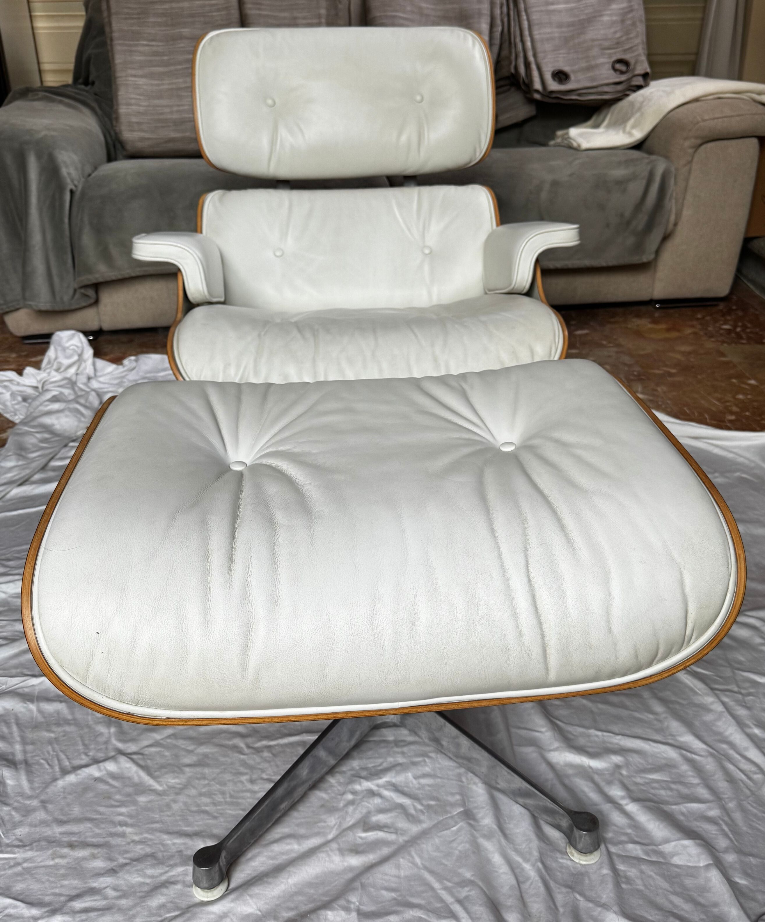 Chaise longue Eames Lounge Chair in pelle bianca  Front