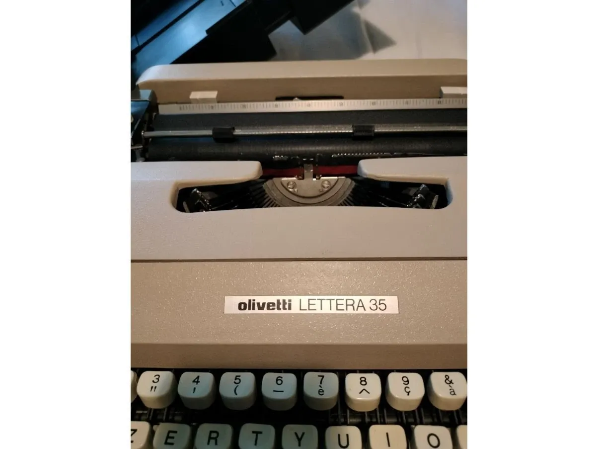 Lettera 35 typewriter, Olivetti 1