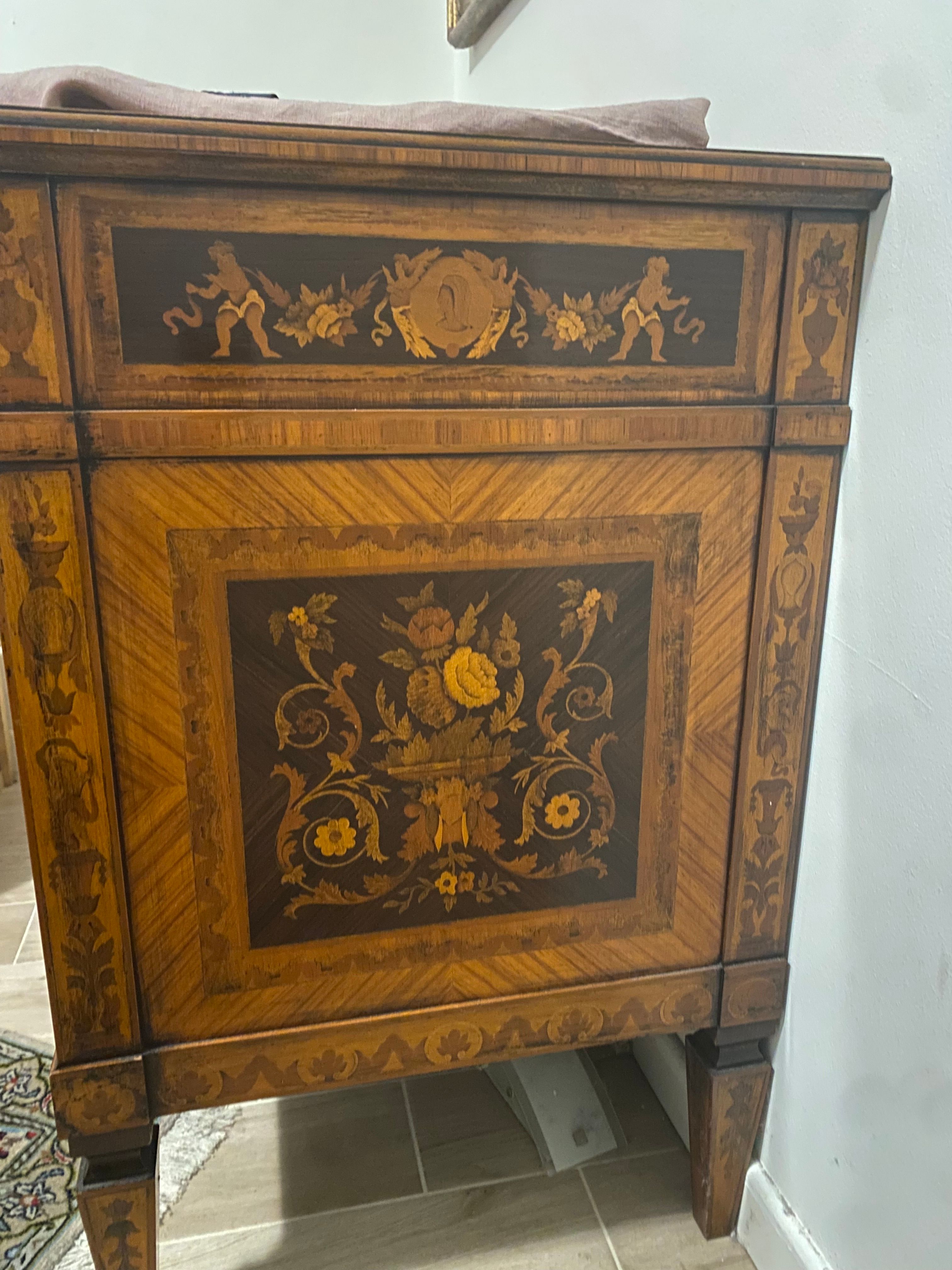 Commode décorée en noyer et en bois de cerisier (XIXe siècle) Front