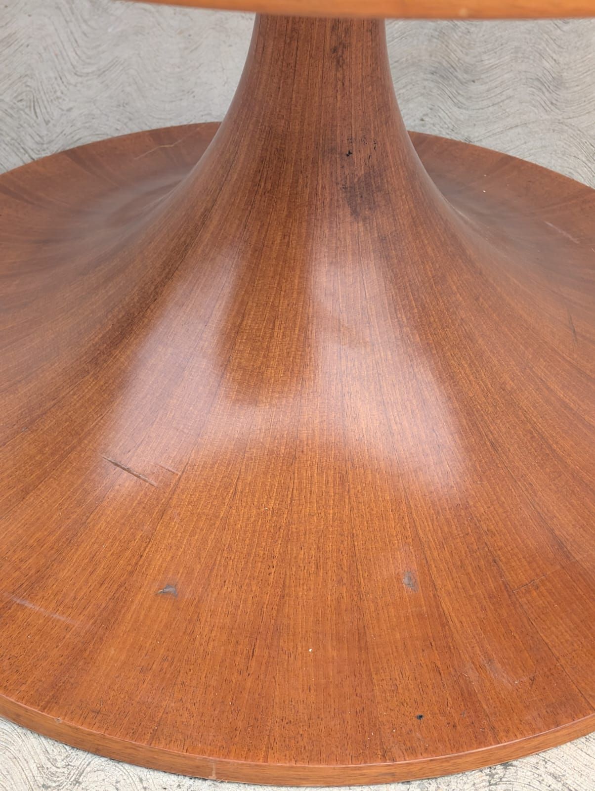 Clessidra round table by Luigi Massoni (50s) Defects