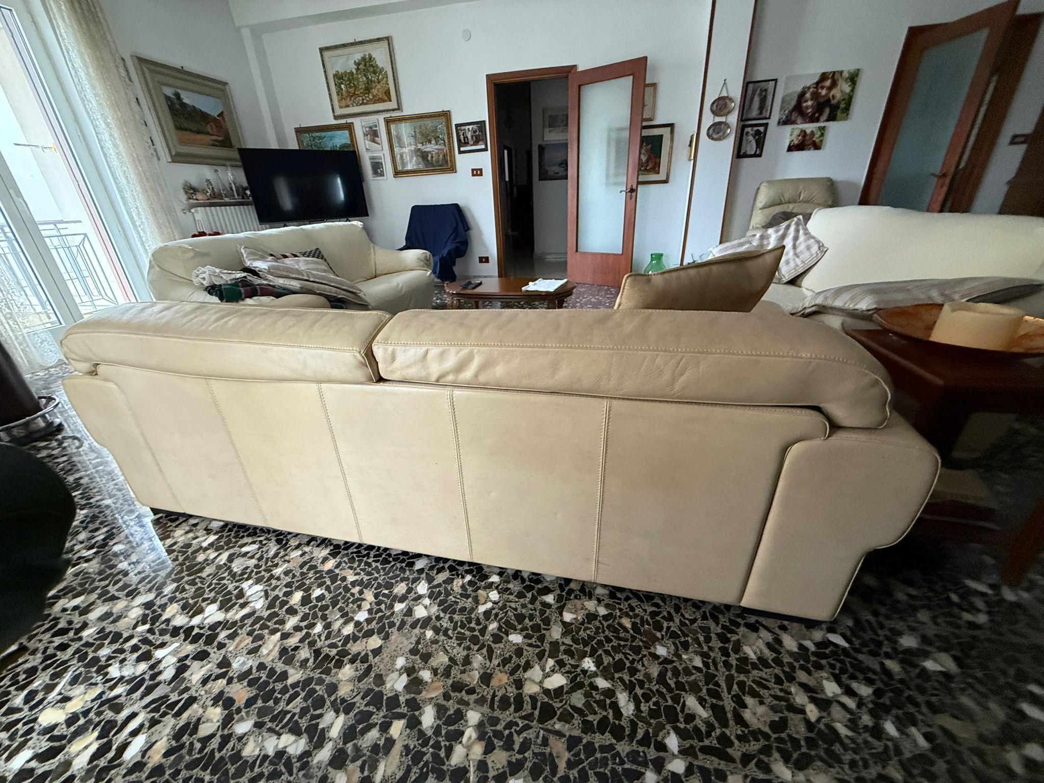 Hamilton sofa in leather (beige) 12