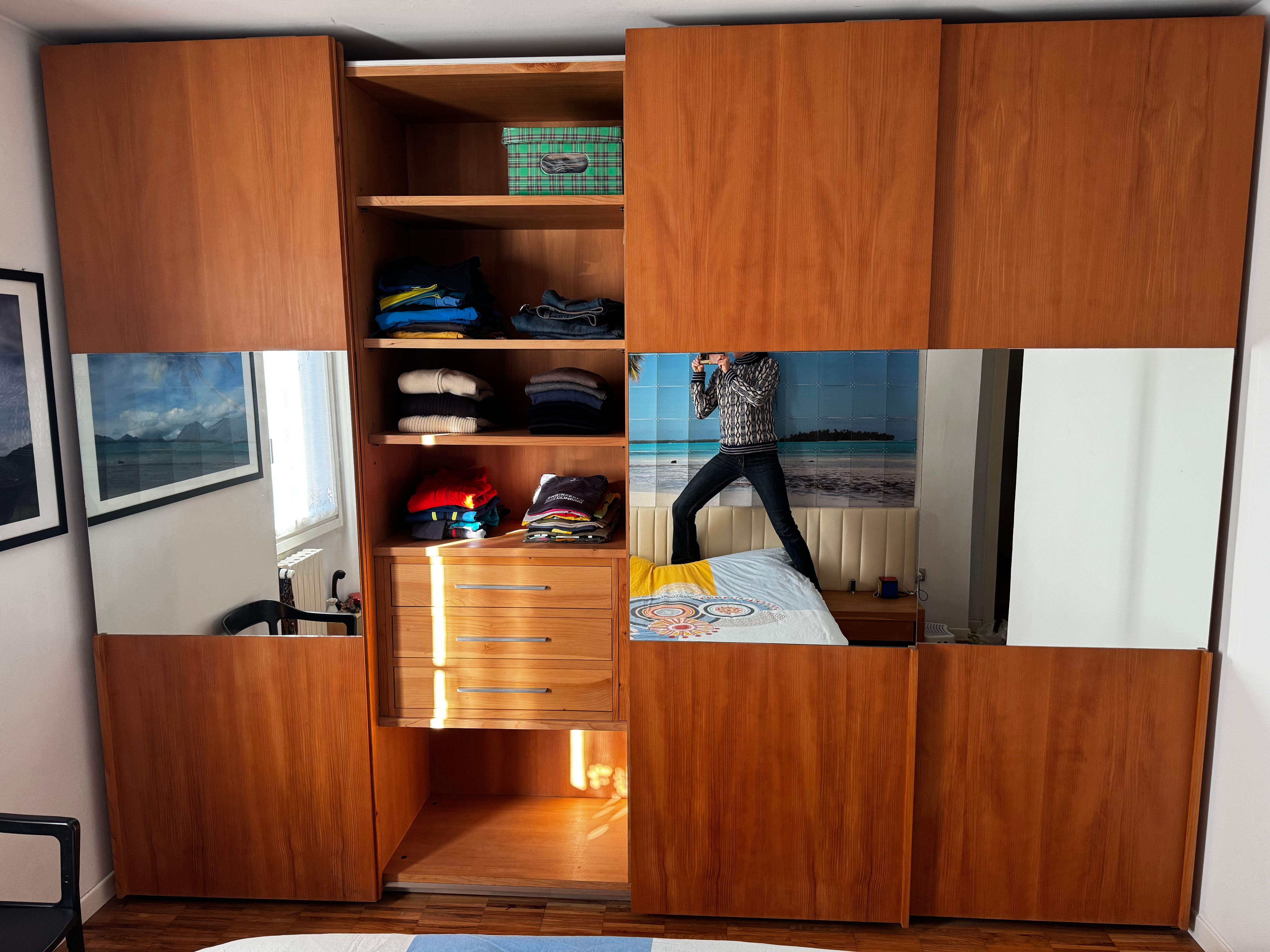 Armadio Hangar Light in legno massello di cedro Main