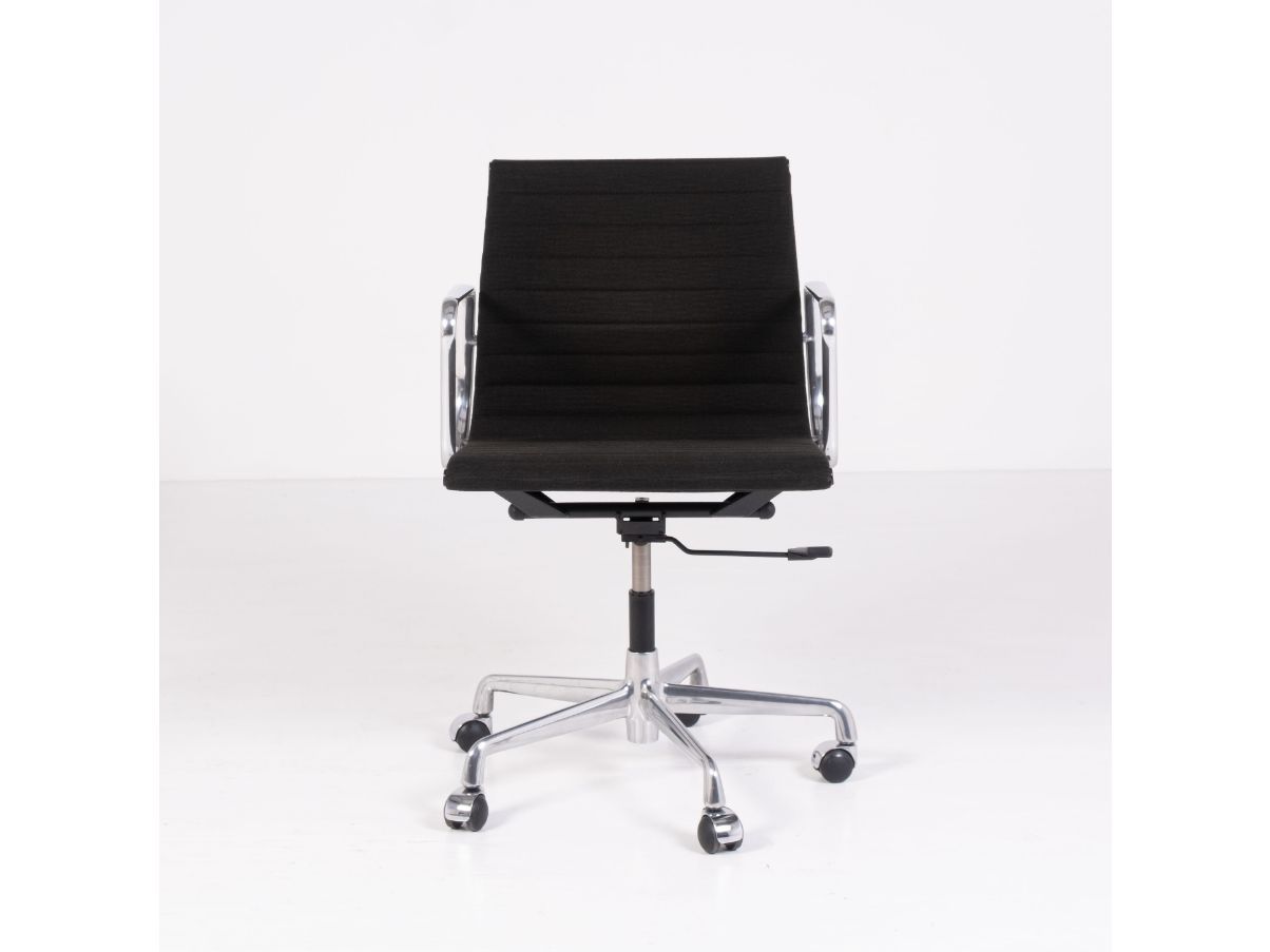 Eames EA117 Bürostuhl von Charles und Ray Eames (80er Jahre) Defects