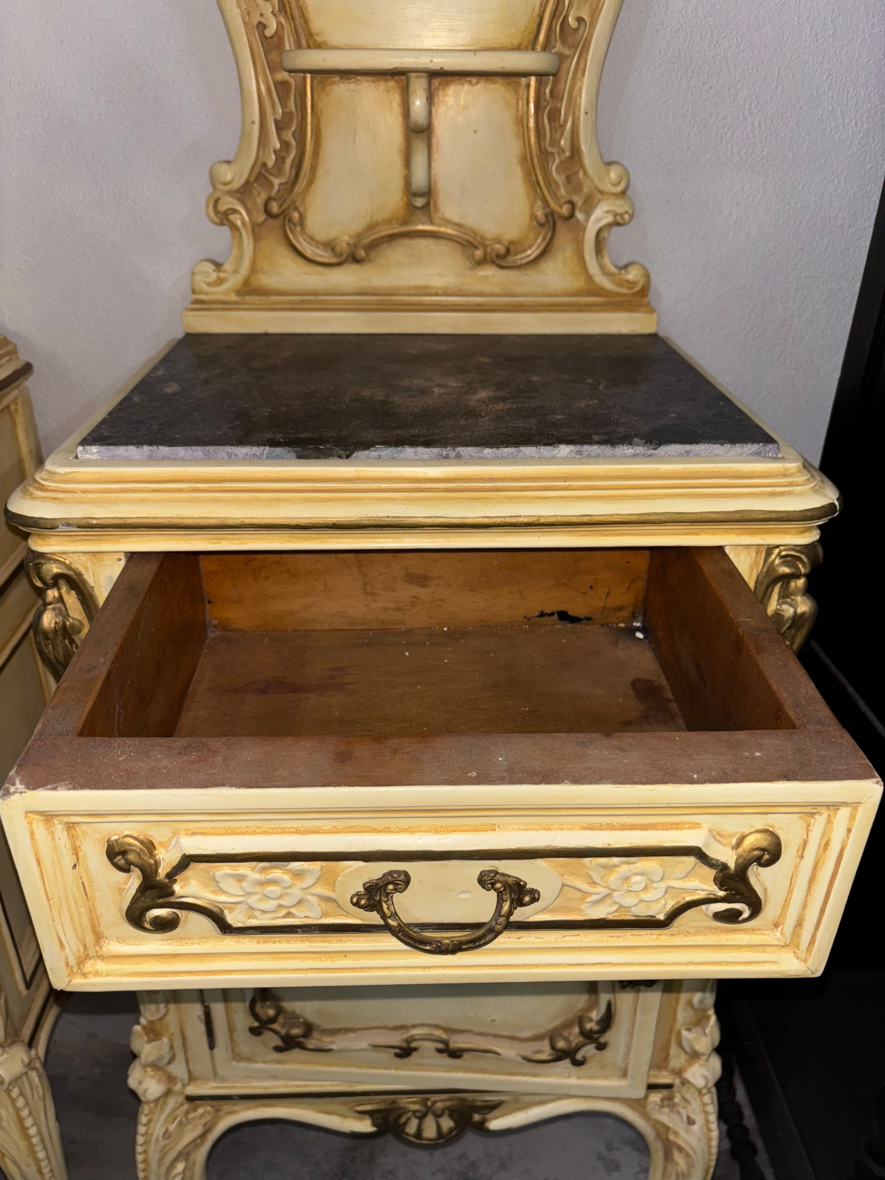 Coppia di comodini in legno intagliato e marmo nero ('900) Defects
